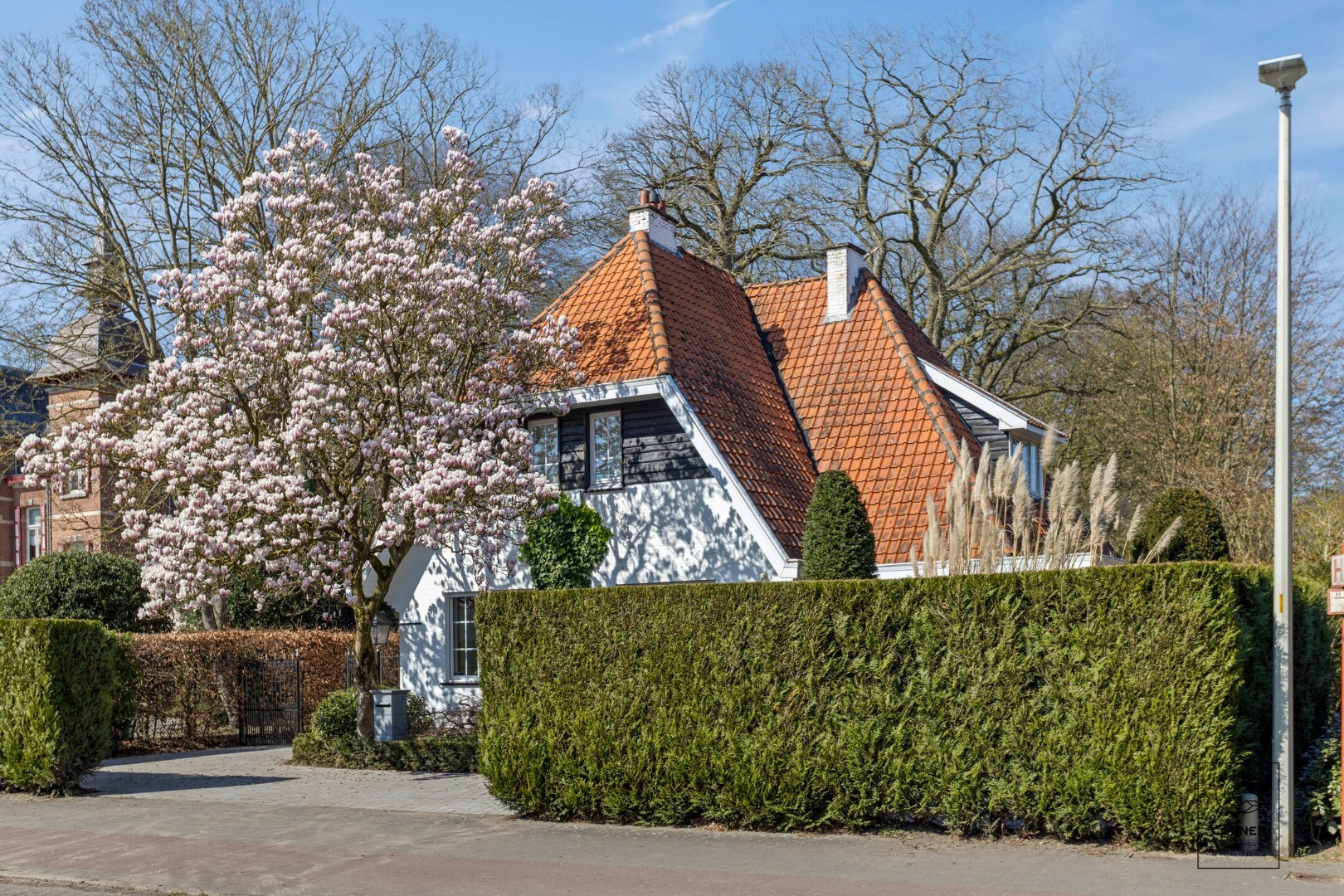 Prachtige woning op een perceel van ca. 2350m&#178; en een centrale locatie te Zandhoven! 