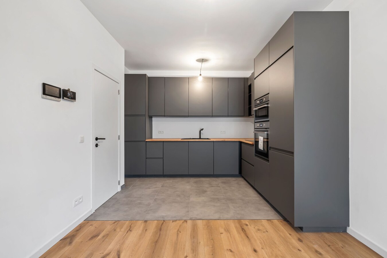Luxueus gerenoveerde (2025) woning bijgebouw &amp; ruime tuin in Zwijndrecht 