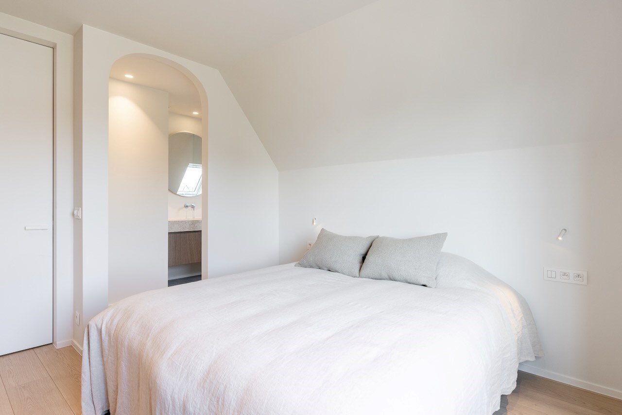 Prachtig gerenoveerde alleenstaande woning met oprit gelegen in een rustige wijk in Knokke nabij de Magere Schorre. 