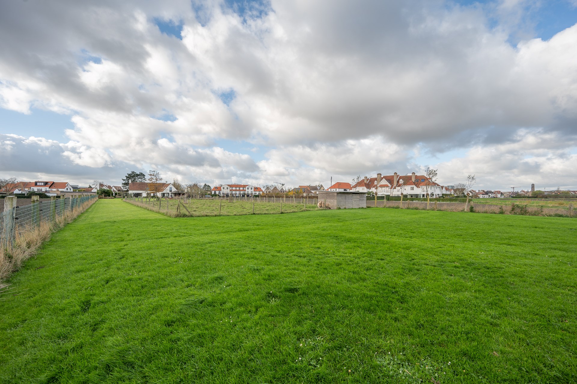 Uitzonderlijke en gerenoveerde eigendom ( 5.510 m&#178; grond ) vlakbij het centrum van Knokke-Heist en toch genietend van een uitzonderlijk open zicht over de Knokse Polders. 