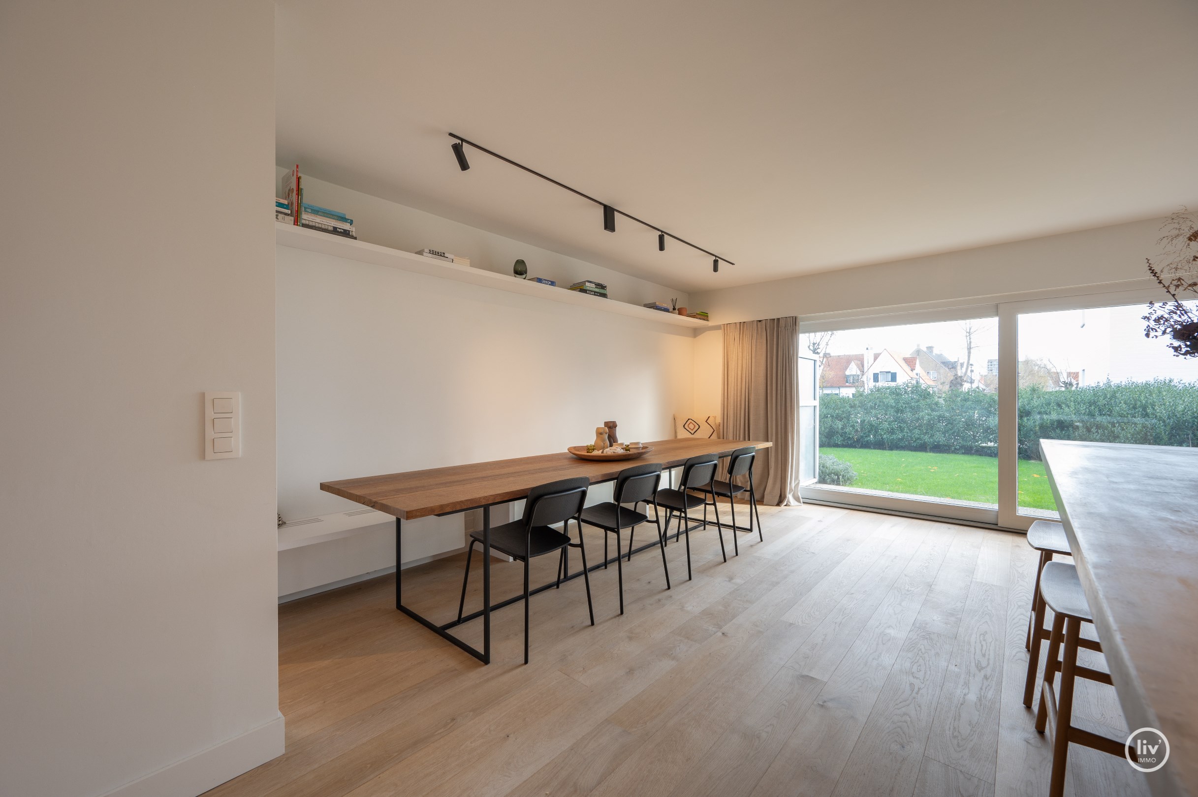 Appartement de plain-pied r&#233;nov&#233; et confortable avec un beau jardin, situ&#233; au centre de l&#39;avenue du Centenaire &#224; Knokke. 