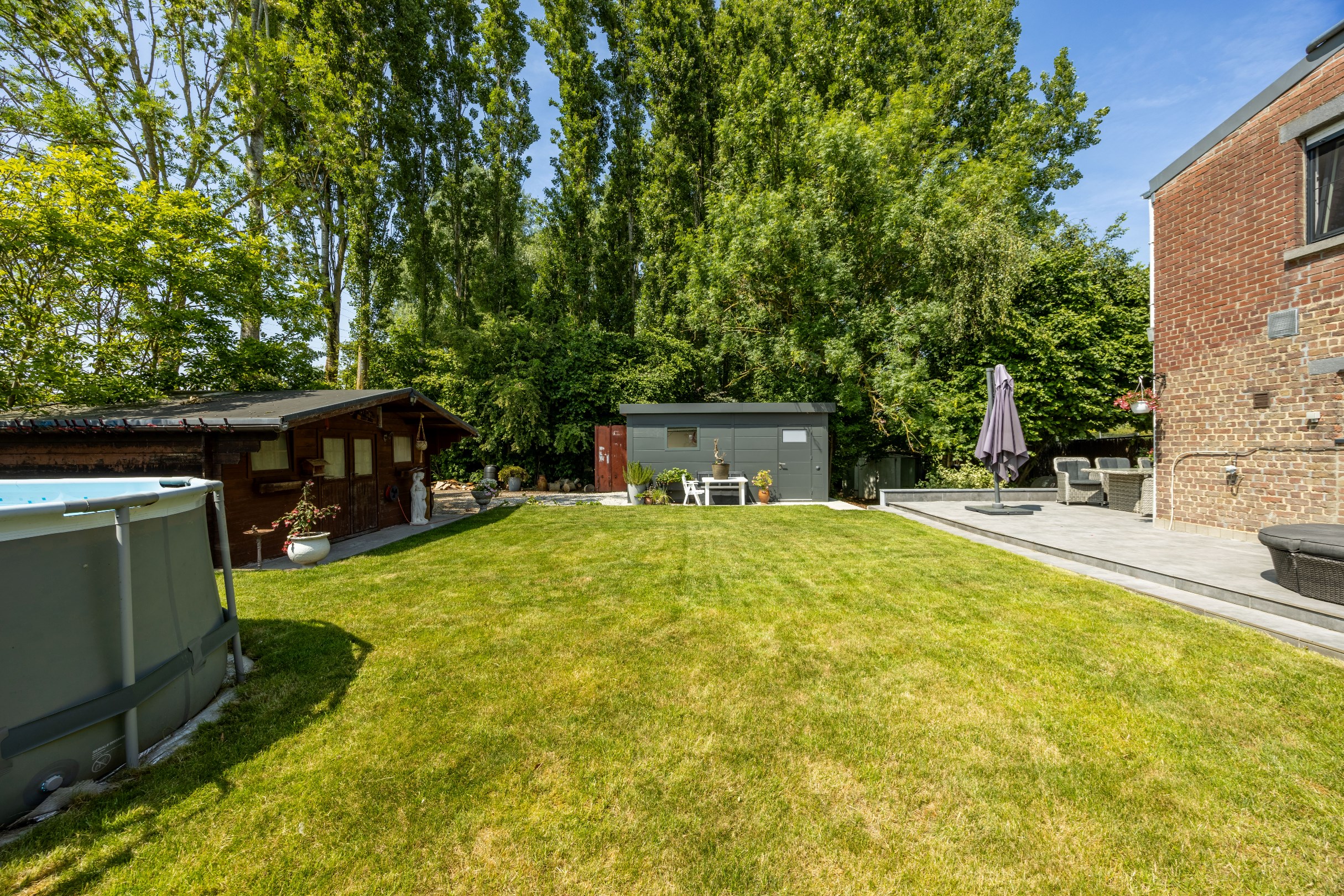 KLOEKE GEZINSWONING MET MAGAZIJN OP 737M&#178; 
