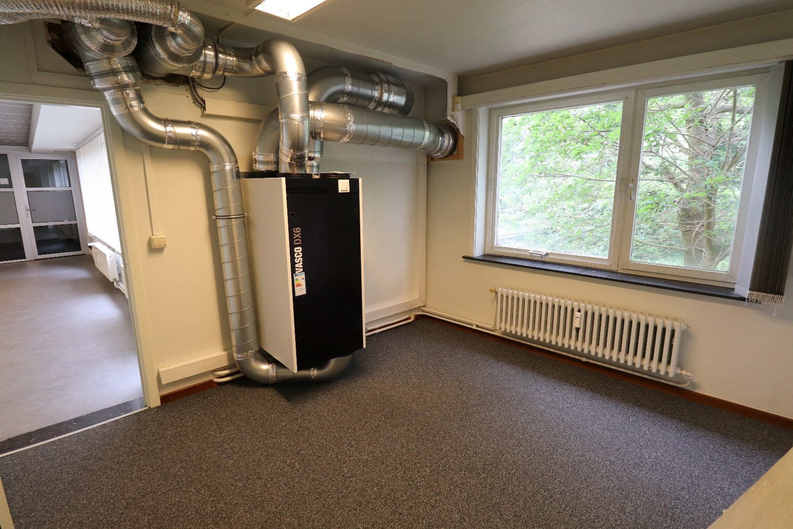Ruim handelspand (+/- 400m&#178;) te huur gelegen op TOPLOCATIE in Geel! 