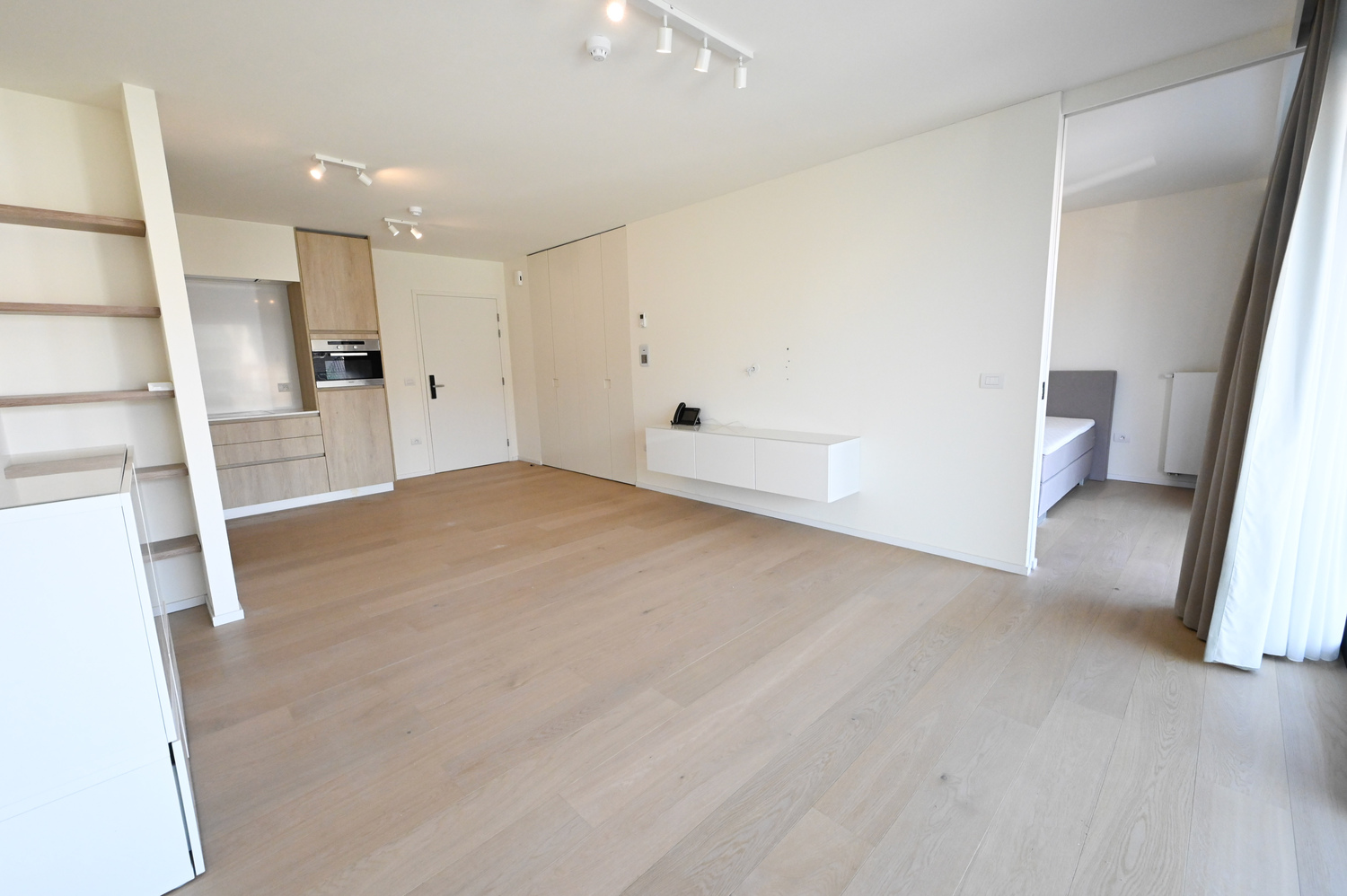 ONGEMEUBELD: SERVICEFLAT: Lichtrijk 1-slaapkamer appartement nabij de Konings &amp; Lippenslaan in de Residentie Cypres. 