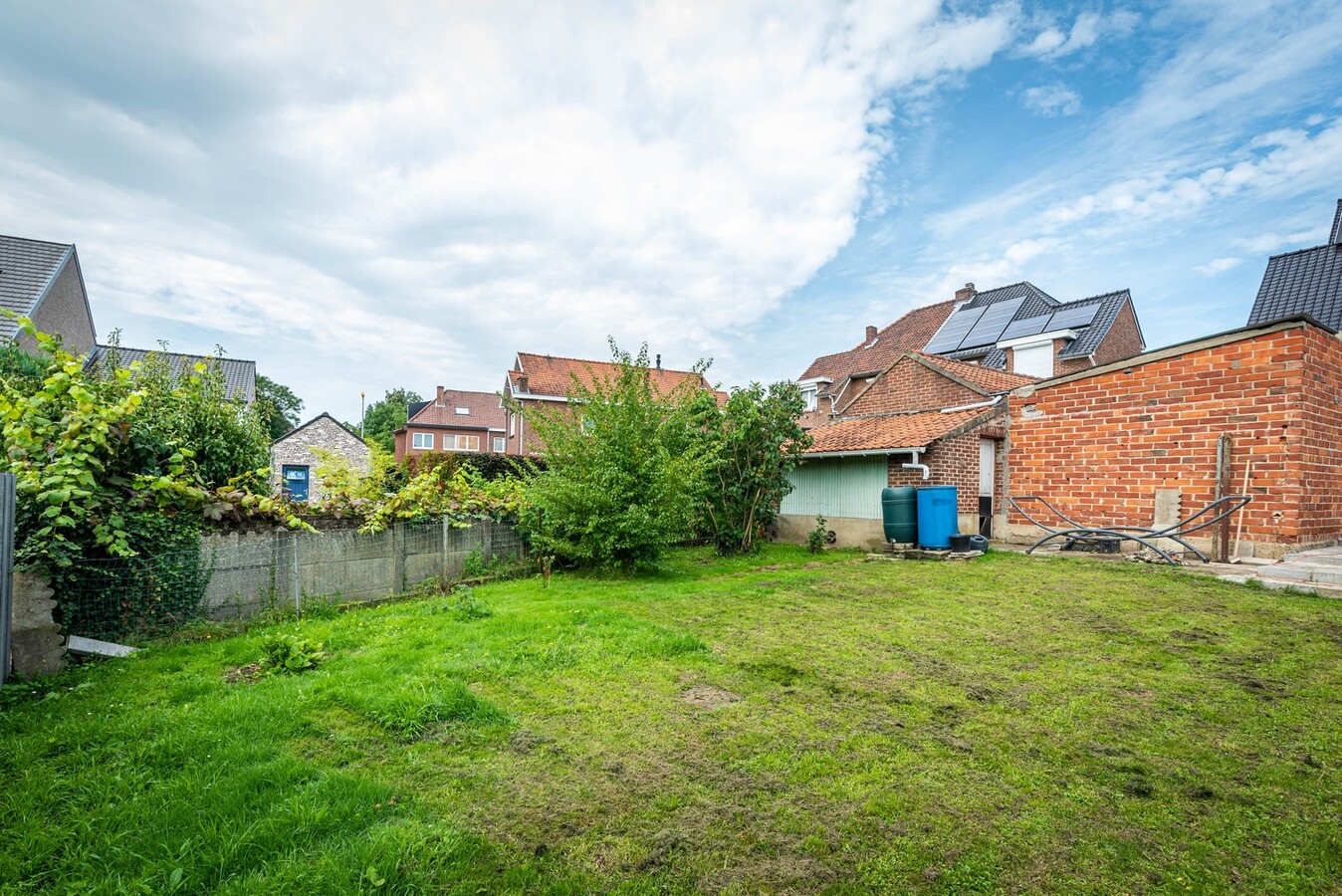 Instapklare gezinswoning met zongerichte tuin 