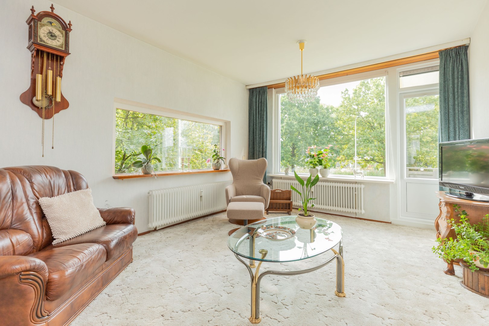 Dit prachtige 3-kamer HOEK appartement op de eerste etage met ondergelegen garage ligt in de gewilde wijk Oost in Ridderkerk. 