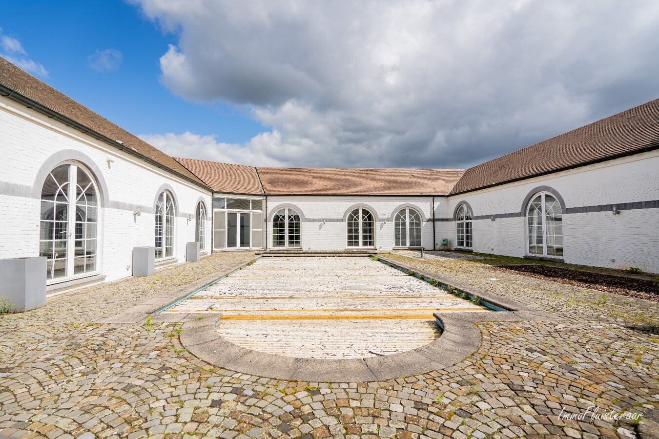 Propri&#233;t&#233; unique avec deux spacieuses maisons sur un terrain d&#39;environ 35 ares &#224; Bilzen. 