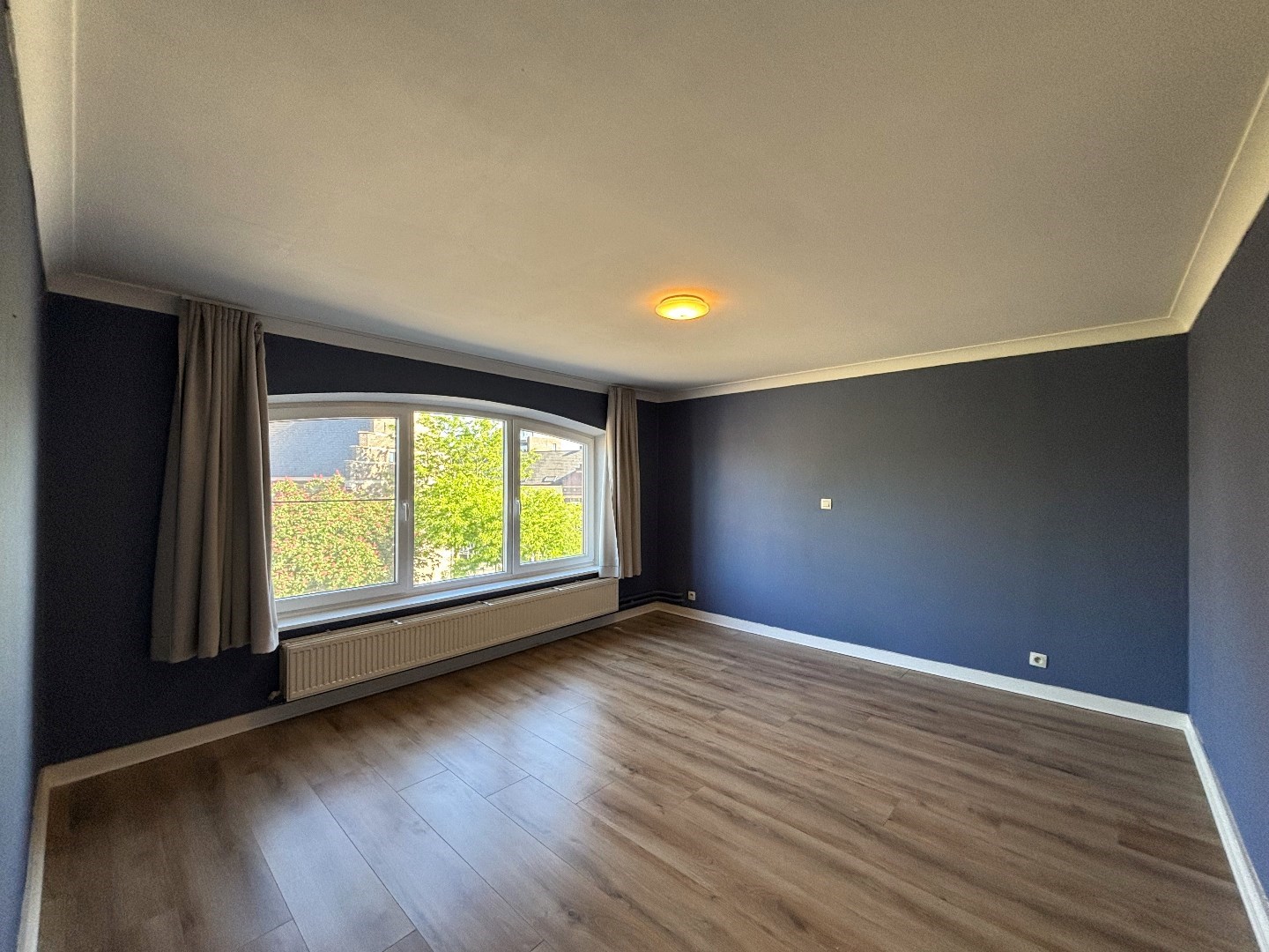 Instapklare duplex met 3 slpk. &amp; ruim terras (100 m&#178;) in hartje Neerpelt 