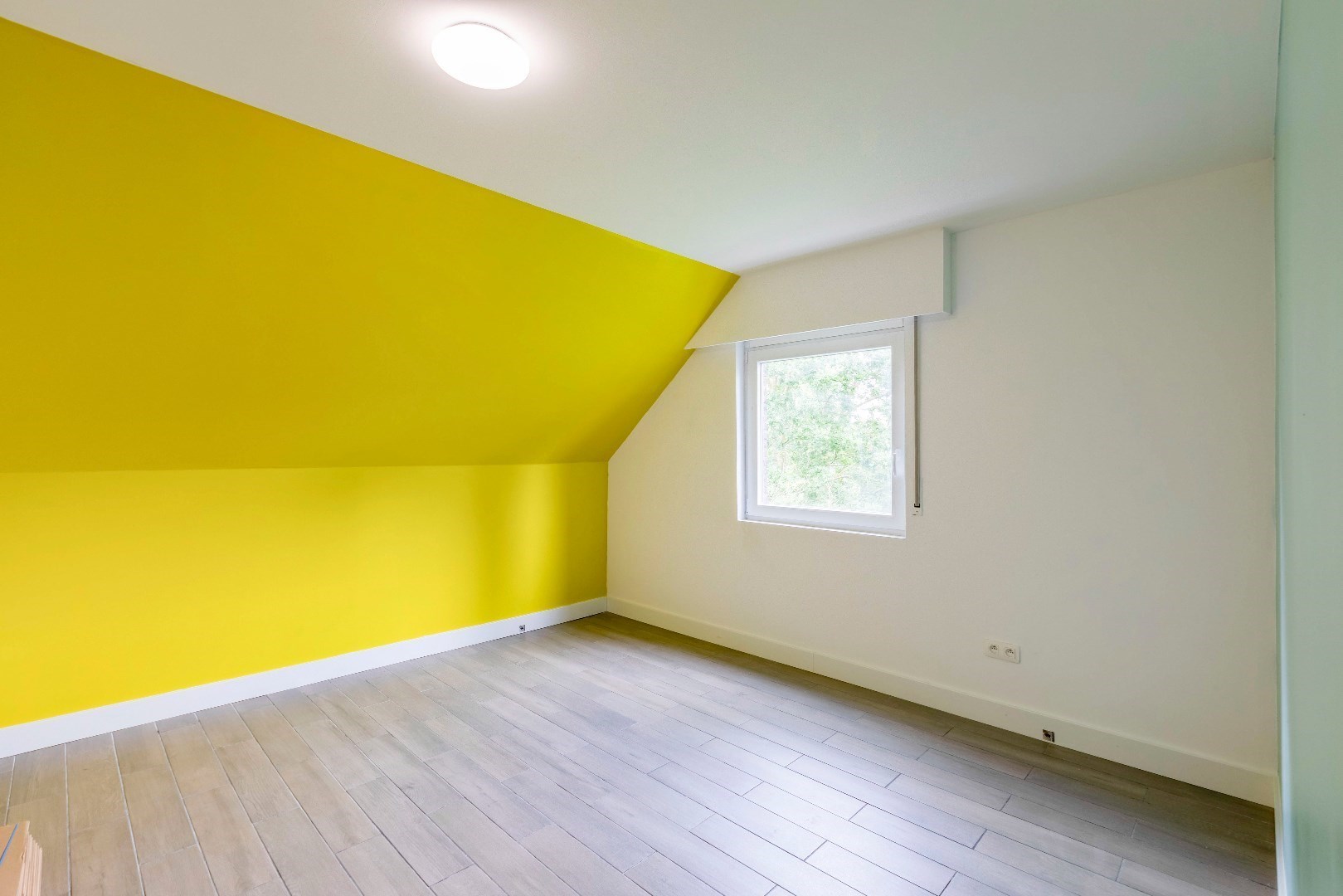 Ruime woning (369m&#178;) met 4 slp. en in te vullen praktijk (onderaan) 