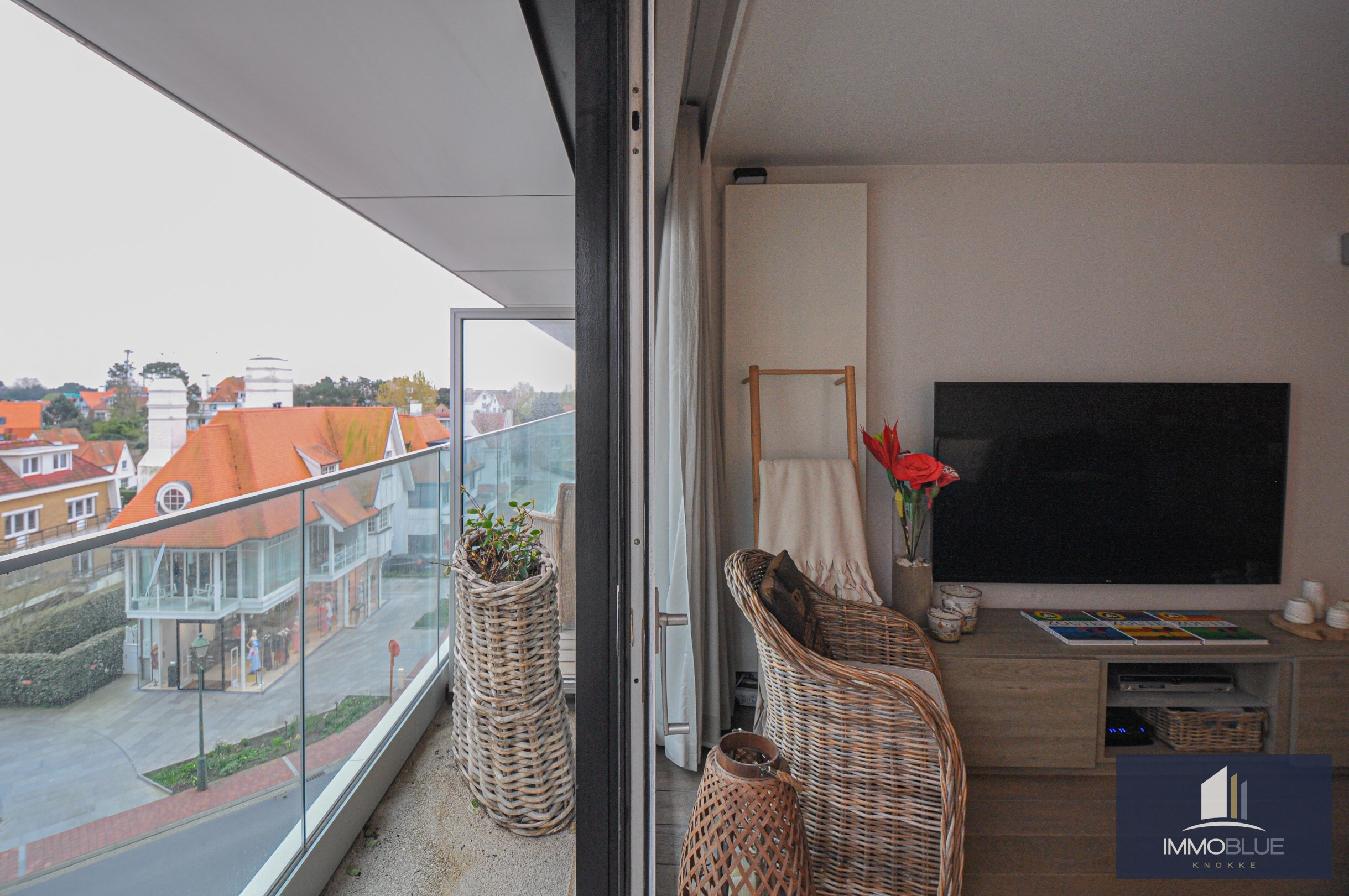Drie slaapkamer appartement met een open zicht gelegen nabij het Driehoeksplein. 