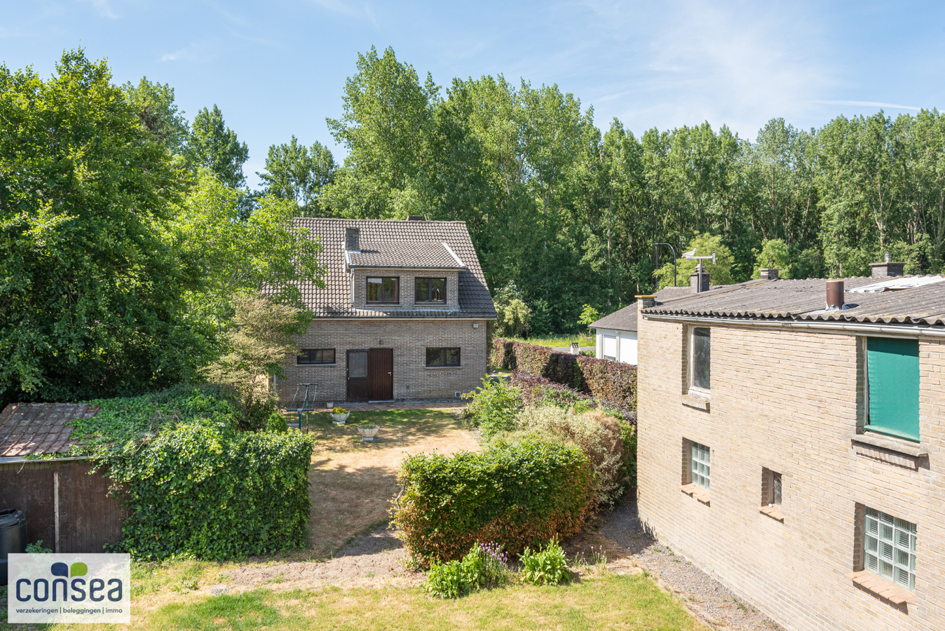 Open bebouwing met ruime losstaande garage en zicht op achterliggende velden 