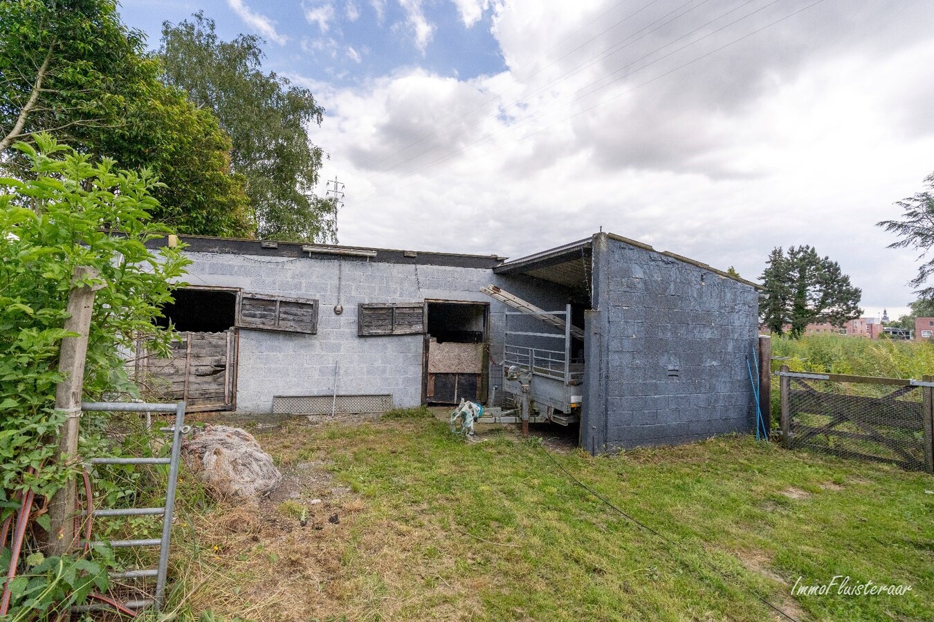 Refreshed house with stables and adjacent pasture on approximately 43 are in Tienen. 