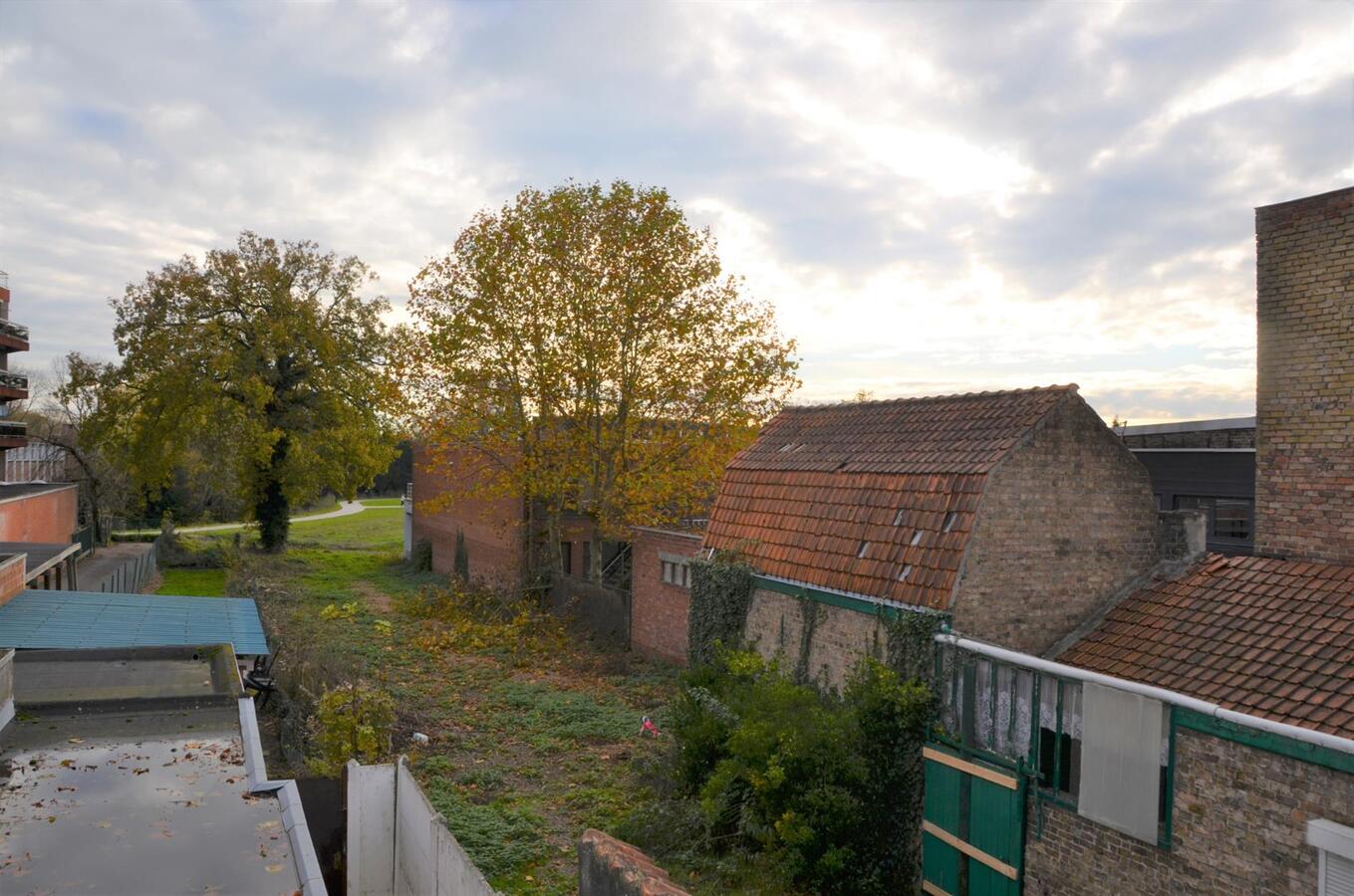 Grondig te renoveren woning met 4 slaapkamers in hartje Maldegem 