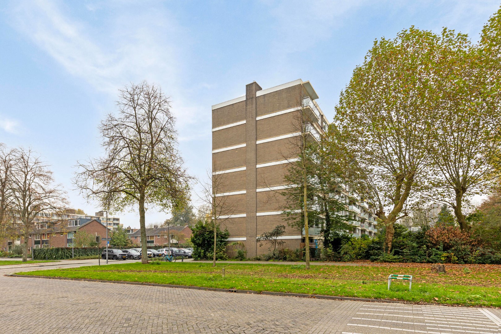 Keurig en zonder klussen te betrekken dit 3 (voorheen 4) kamer appartement op de 2e verdieping met fraaie keuken, moderne badkamer, 2 balkons, berging in de onderbouw en gelegen op eigen grond. 