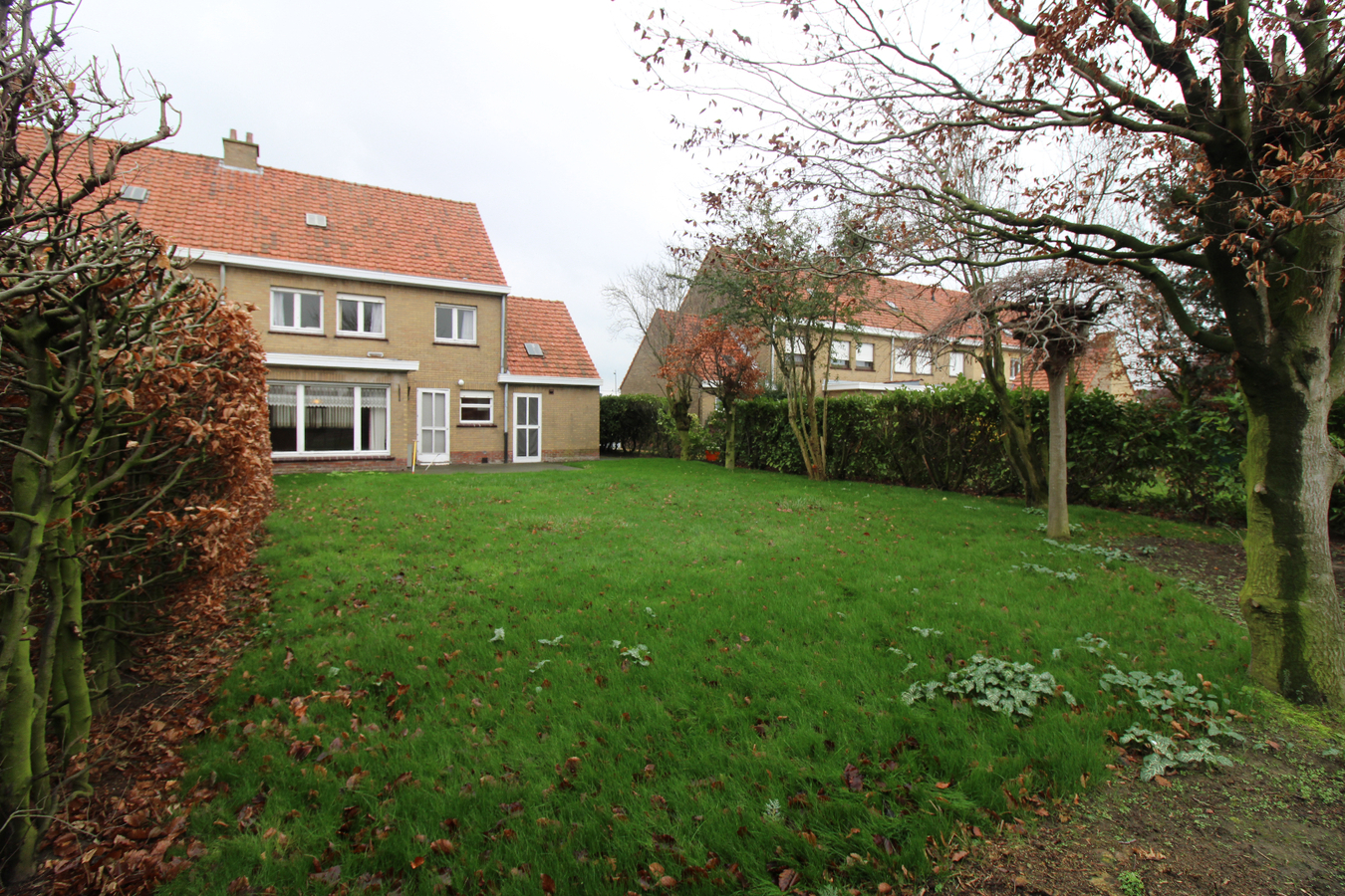 Woning met 4 slaapkamers, tuin en garage te Roeselare 