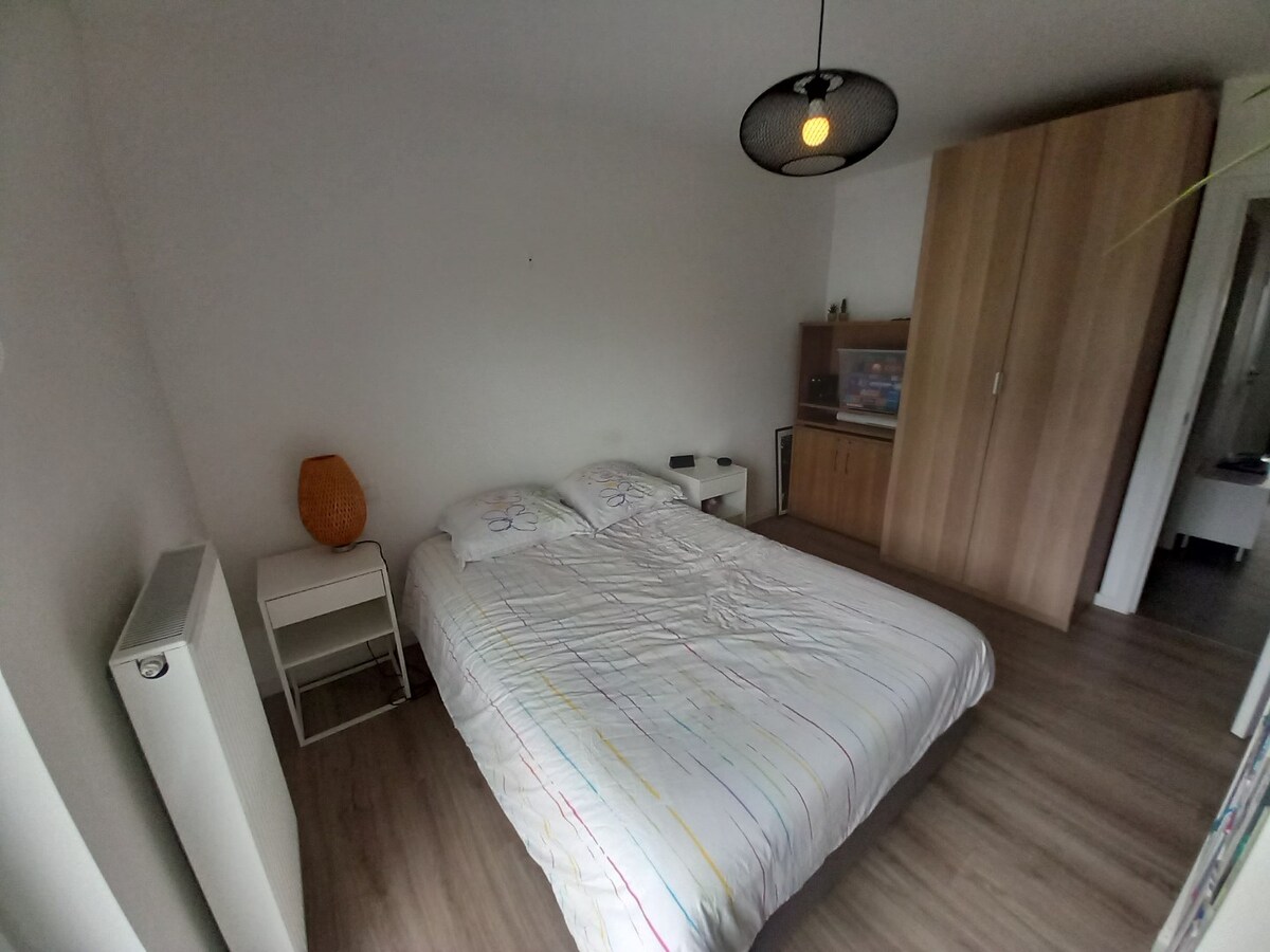 Ruim lichtrijk appartement op tweede verdieping 