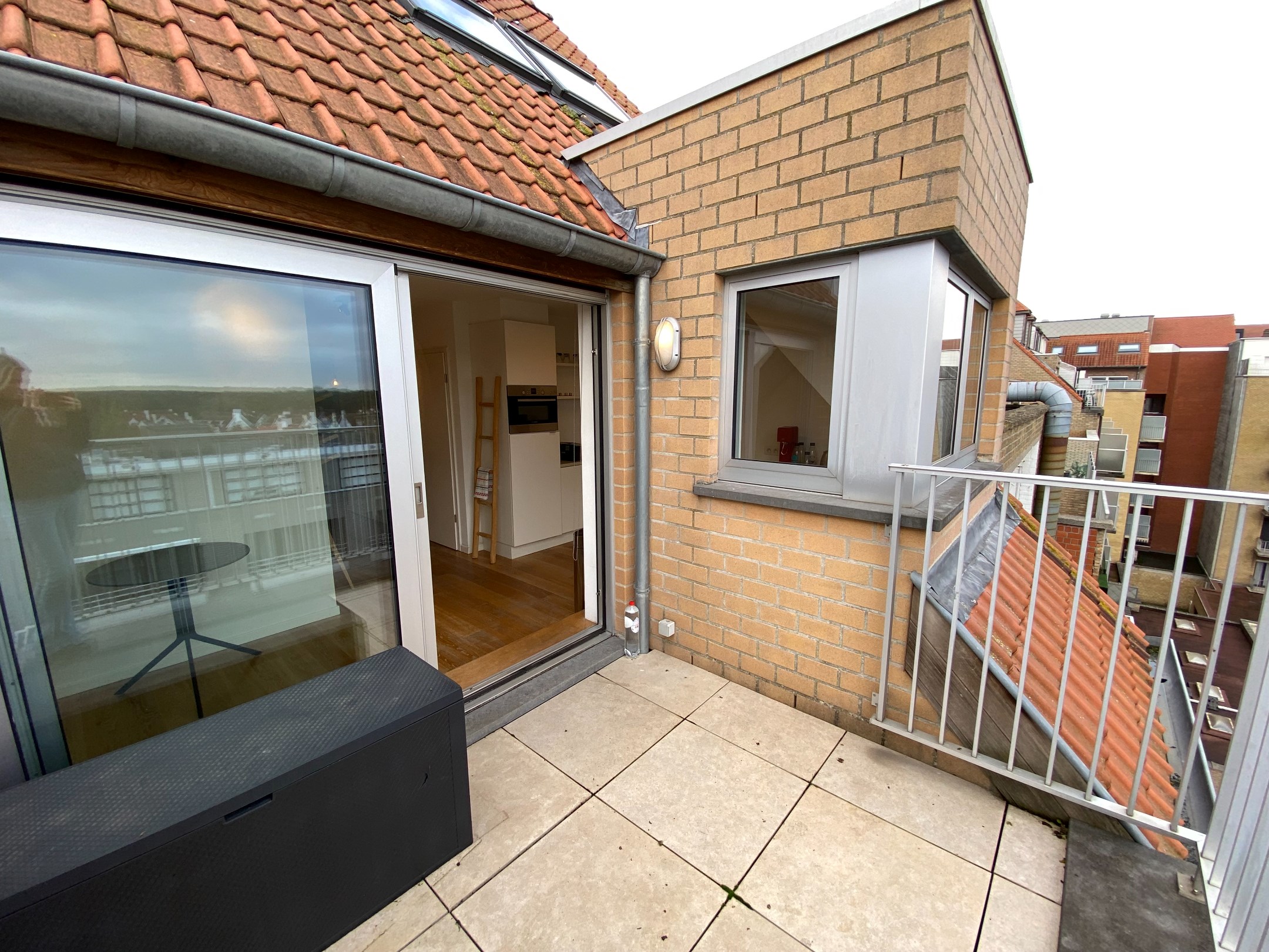 Meubl&#233; - Appartement en duplex avec 3 chambres &#224; coucher compl&#232;tes et deux grandes terrasses orient&#233;es vers le soleil avec des vues d&#233;gag&#233;es, situ&#233; du c&#244;t&#233; ensoleill&#233; de l&#39;avenue Lippens. 