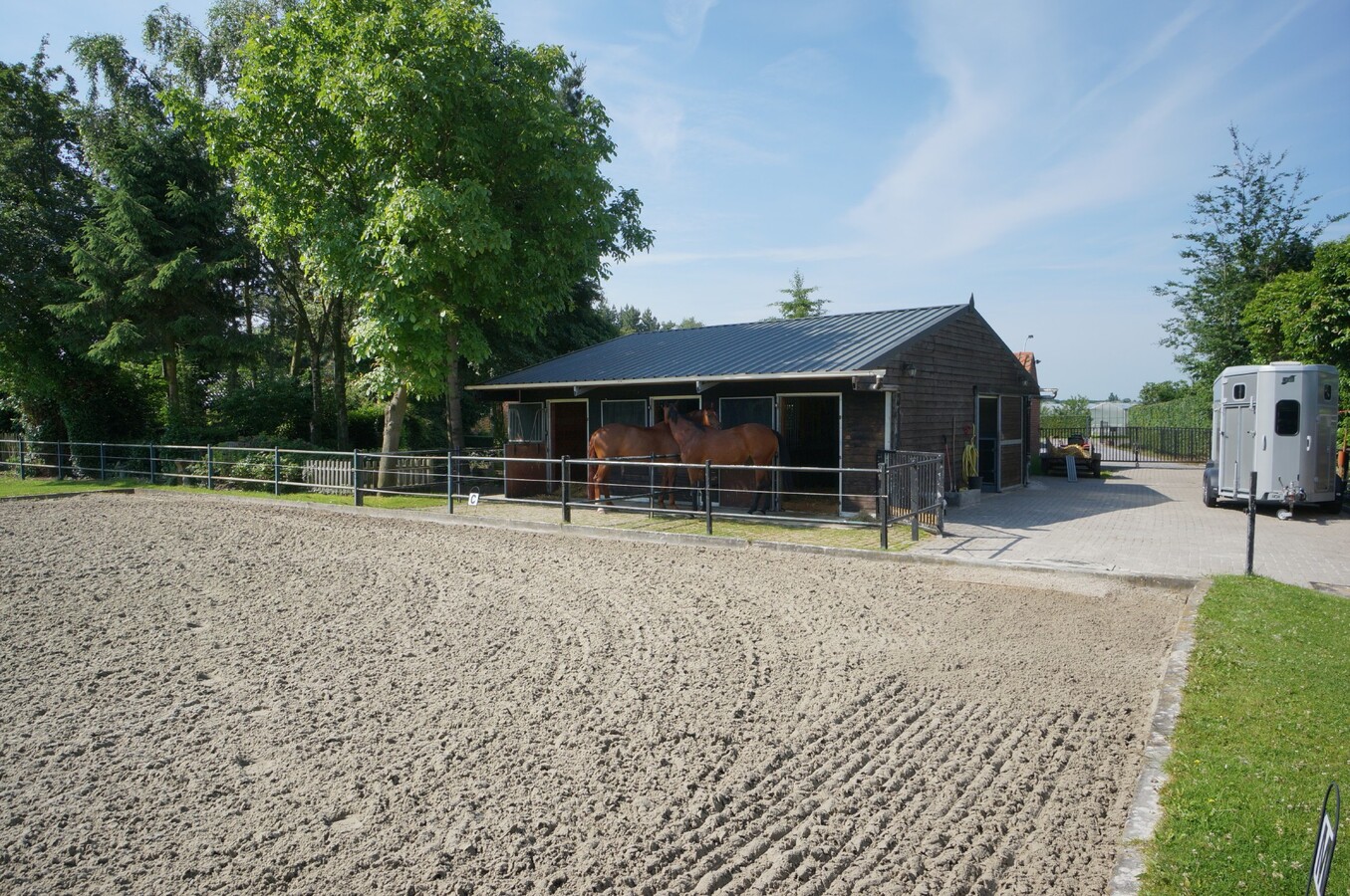 Verzorgde woning met stallen en piste op ca. 5374m&#178; te Wortel (Hoogstraten) 