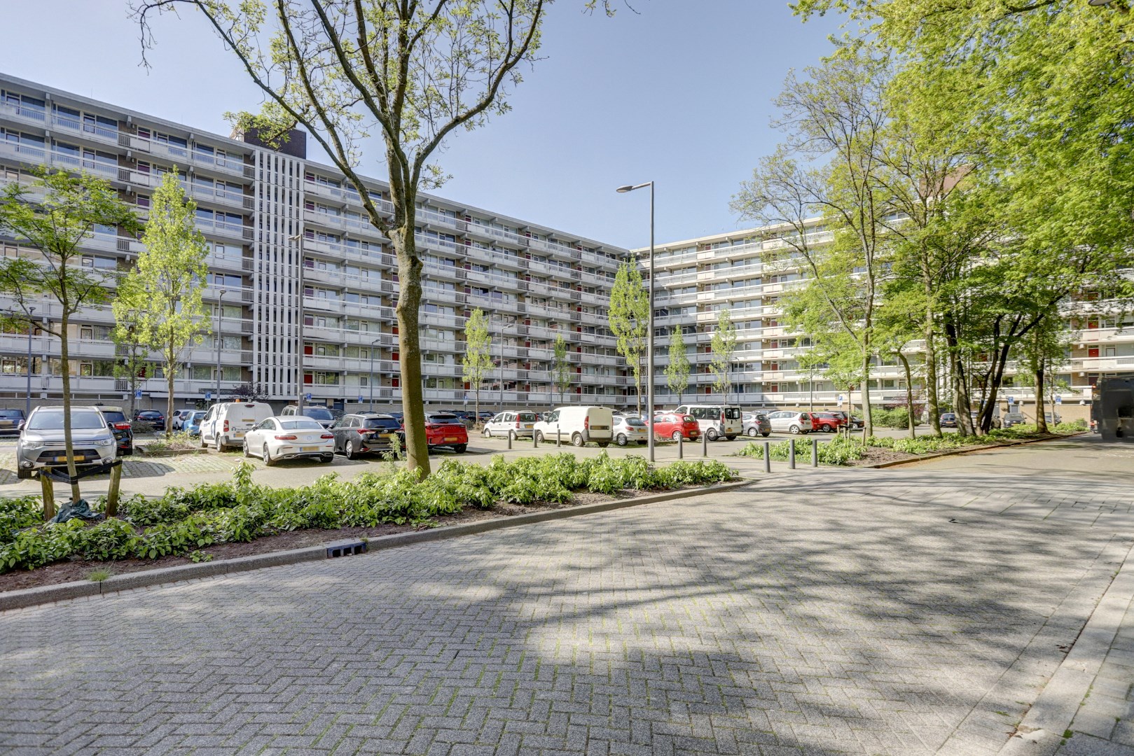 Licht 3 (voorheen 4) kamer appartement op de vijfde verdieping met woningbreed balkon! 