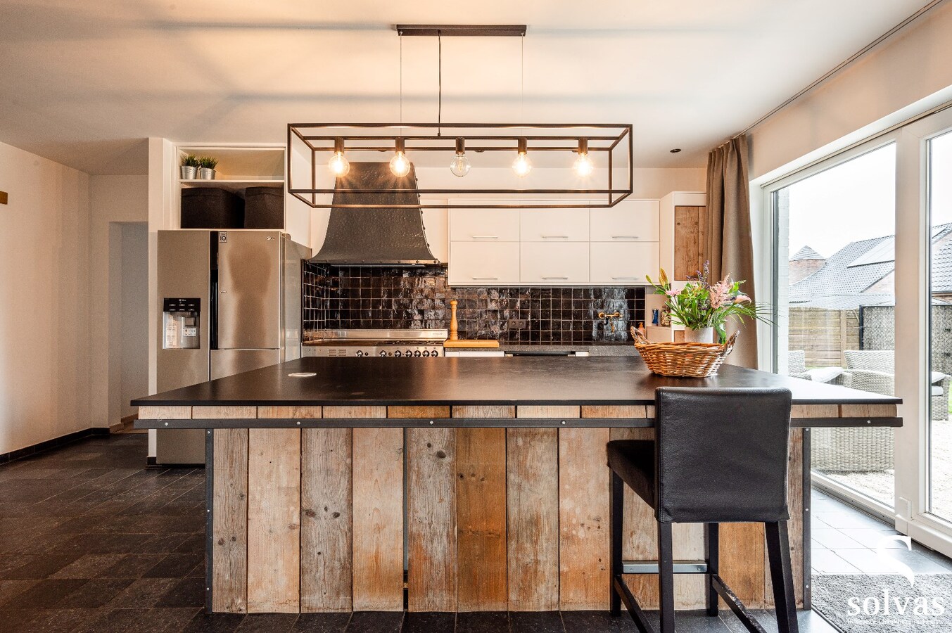 Instapklare woning met loods en prachtig aangelegde tuin en zwembad 