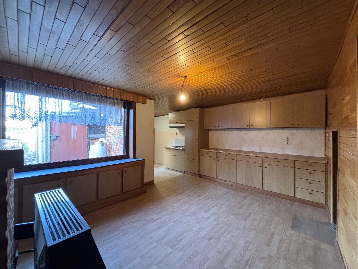 Te renoveren woning met 2 ruime slaapkamers in Mol 