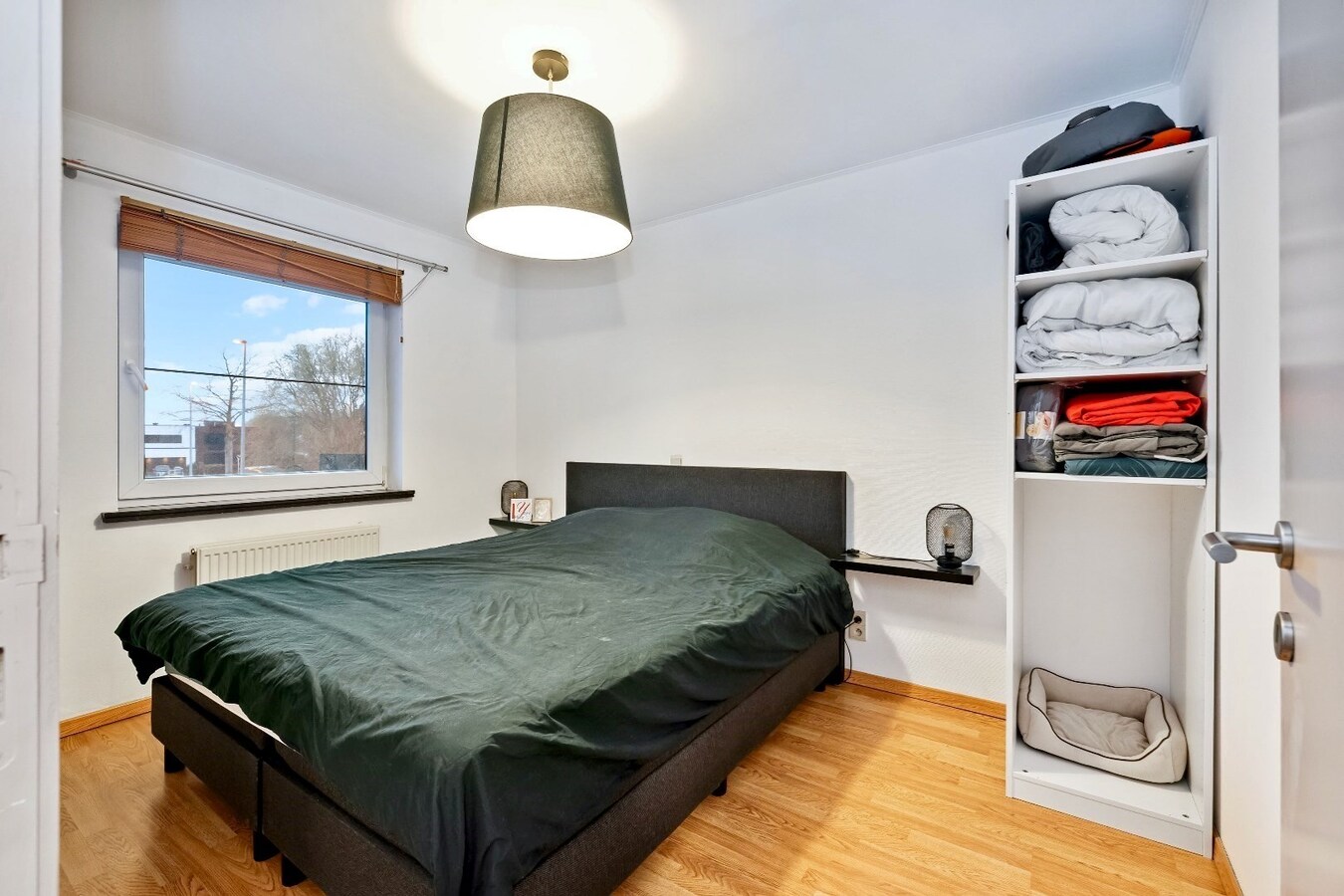 Instapklaar appartement met 2 slpk, terras &amp; autostaanplaats in Lokeren 