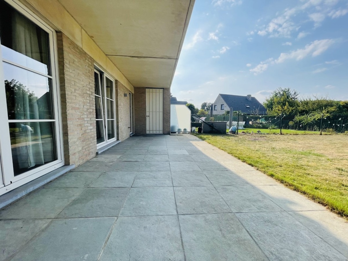 Appartement op het gelijkvloers met terras, grote tuin en garage 