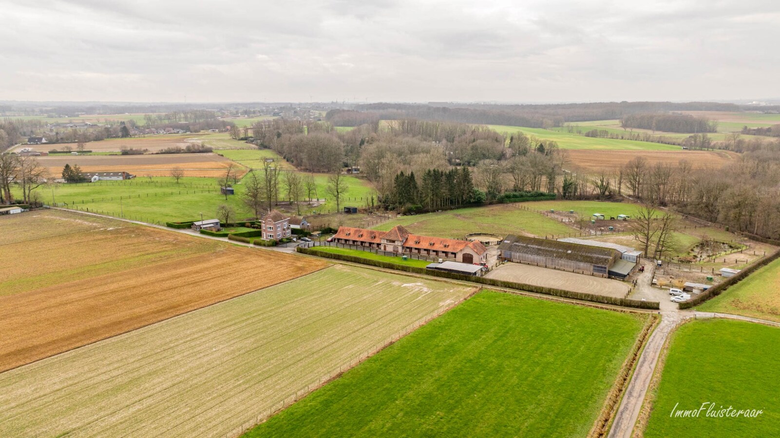 Magnifique complexe &#233;questre avec maison d&#39;entreprise, environ 33 &#233;curies et une piste int&#233;rieure sur plus de 5,6 hectares &#224; Bever (Brabant flamand). 