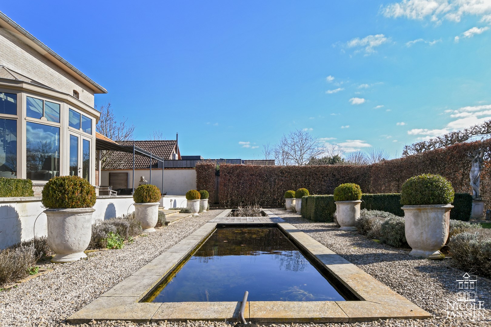 Kwalitatief afgewerkte en instapklare villa met mooi aangelegde tuin nabij het centrum 