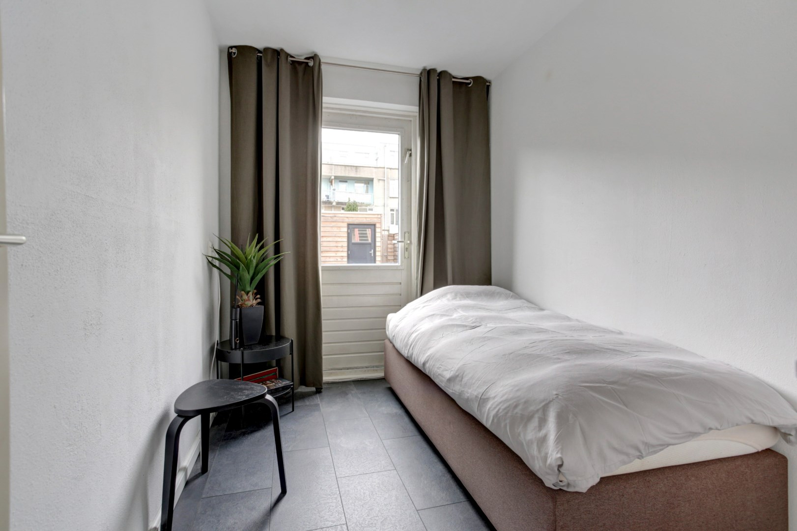 Ruime 4-kamer maisonnette woning met ruime tuin met riant afsluitbare overkapping met berging. 