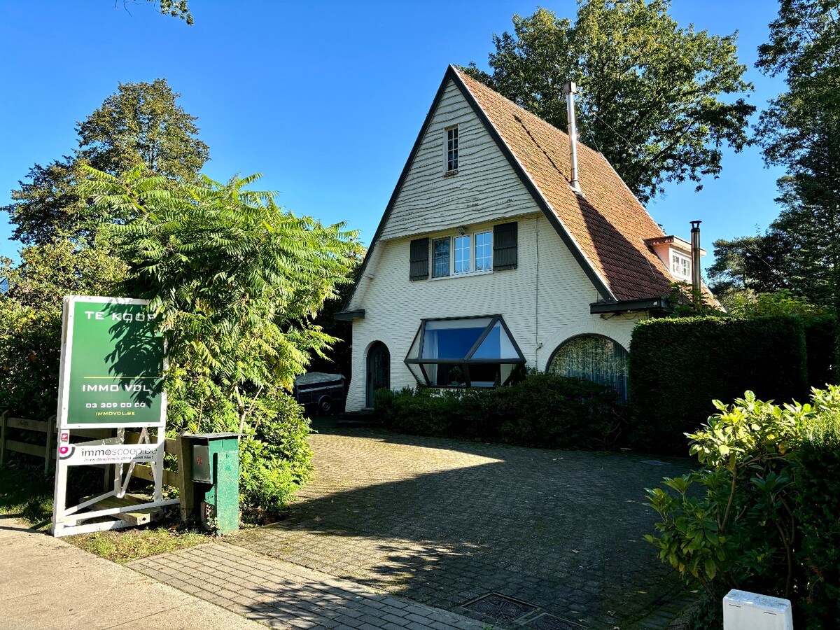 Karaktervolle villa op een perceel van  1.779 m&#178; te Schilde op wandelafstand van het centrum 