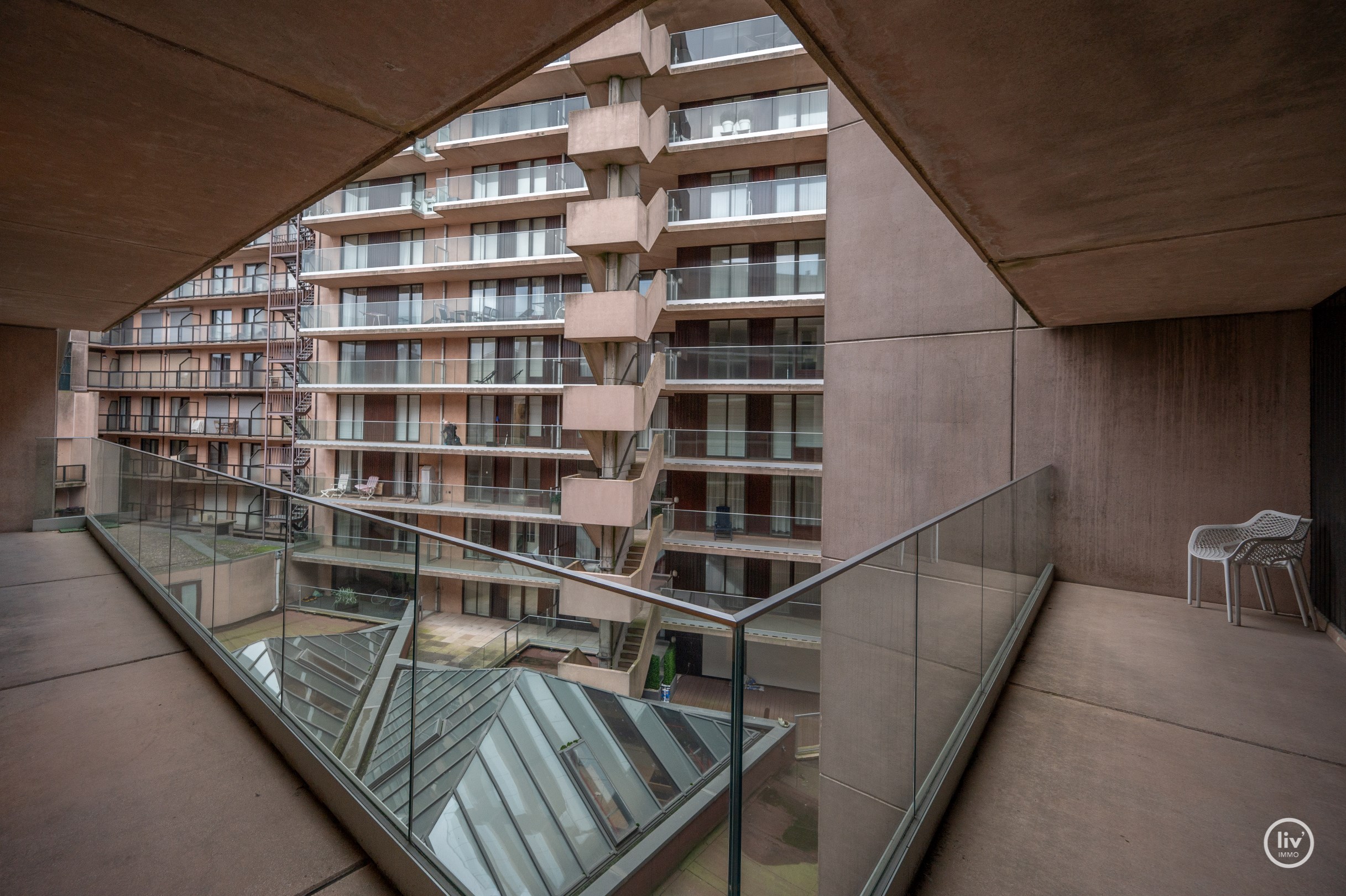 Appartement spacieux (115 m&#178;) et enti&#232;rement r&#233;nov&#233; avec une magnifique vue sur la mer, id&#233;alement situ&#233; sur la place Van Bunnen &#224; Knokke. 