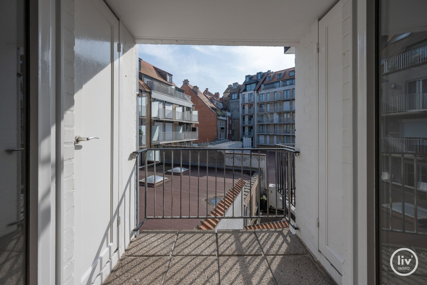 Ruim, instapklaar appartement&#160; met 3 slaapkamers zeer centraal gelegen vlakbij de winkels van de Dumortierlaan en de Lippenslaan. 