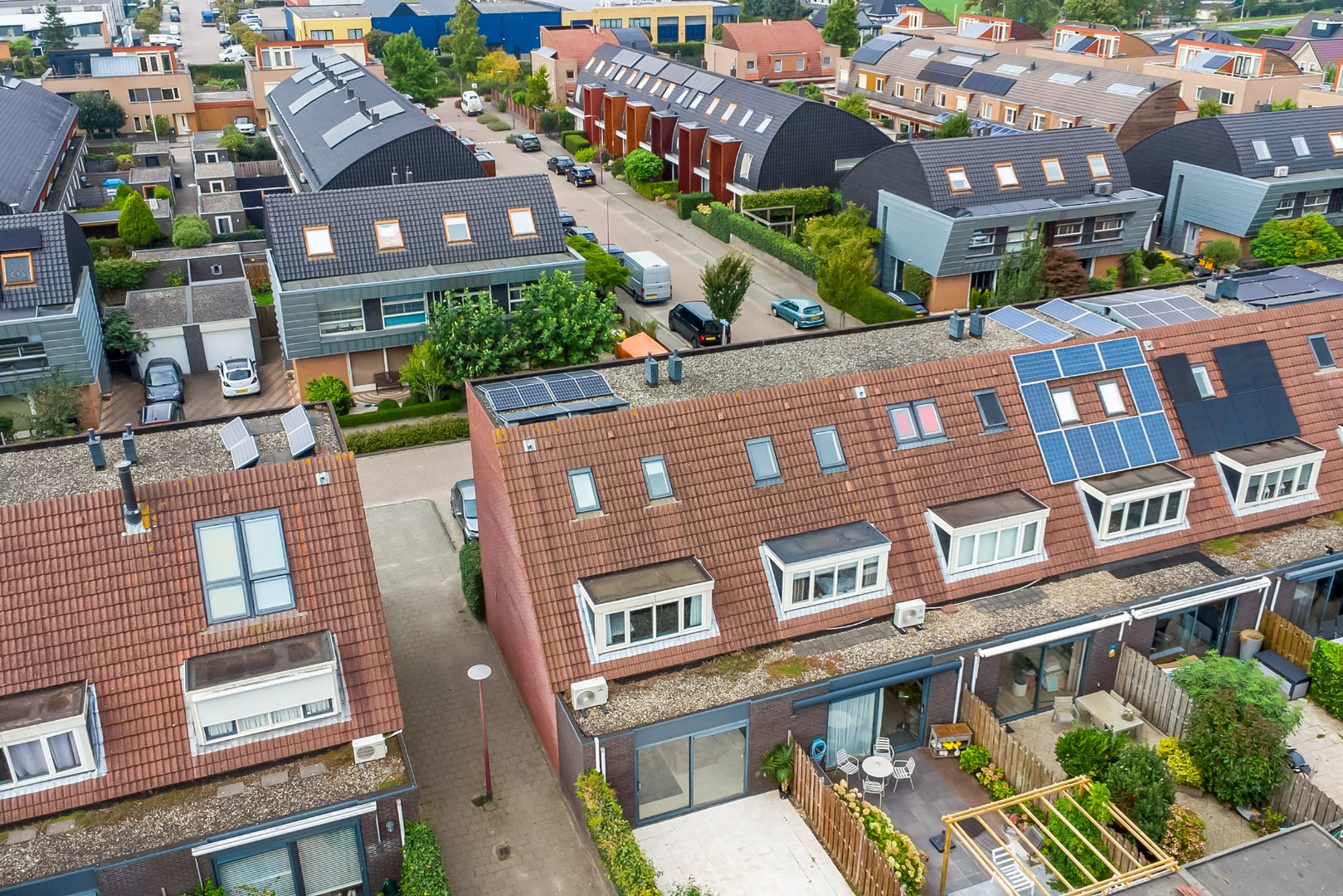 Kopers opgelet! Zonder te klussen te betrekken! Goed onderhouden 4-kamer hoekwoning met 3 ruime slaapkamers, moderne badkamer, ruime tuin op het zuidoosten, 10 zonnepanelen en gelegen op eigen grond! 