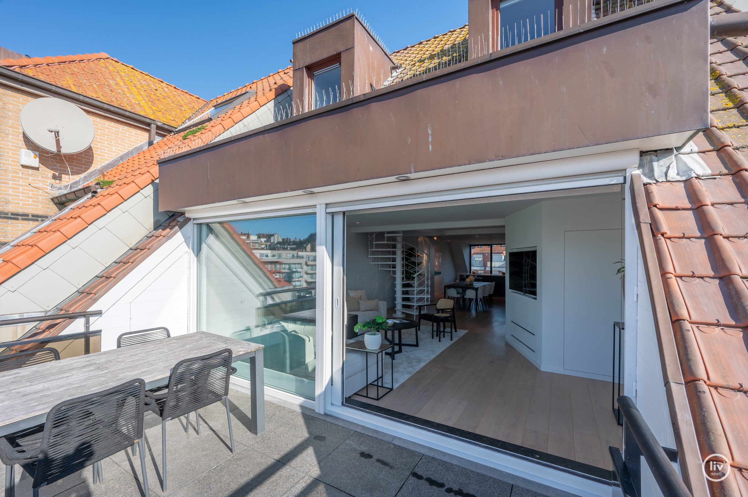 Magnifique appartement en duplex r&#233;nov&#233; avec de magnifiques vues d&#233;gag&#233;es et des terrasses &#224; proximit&#233; de la place Rubens et de la digue &#224; Knokke. 