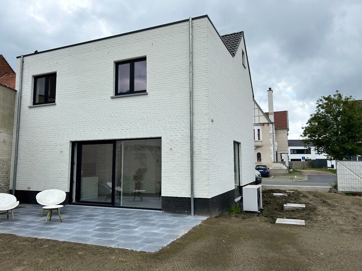 Stijlvolle en ruime nieuwbouwwoning met garage en tuin op 555 m&#178; 