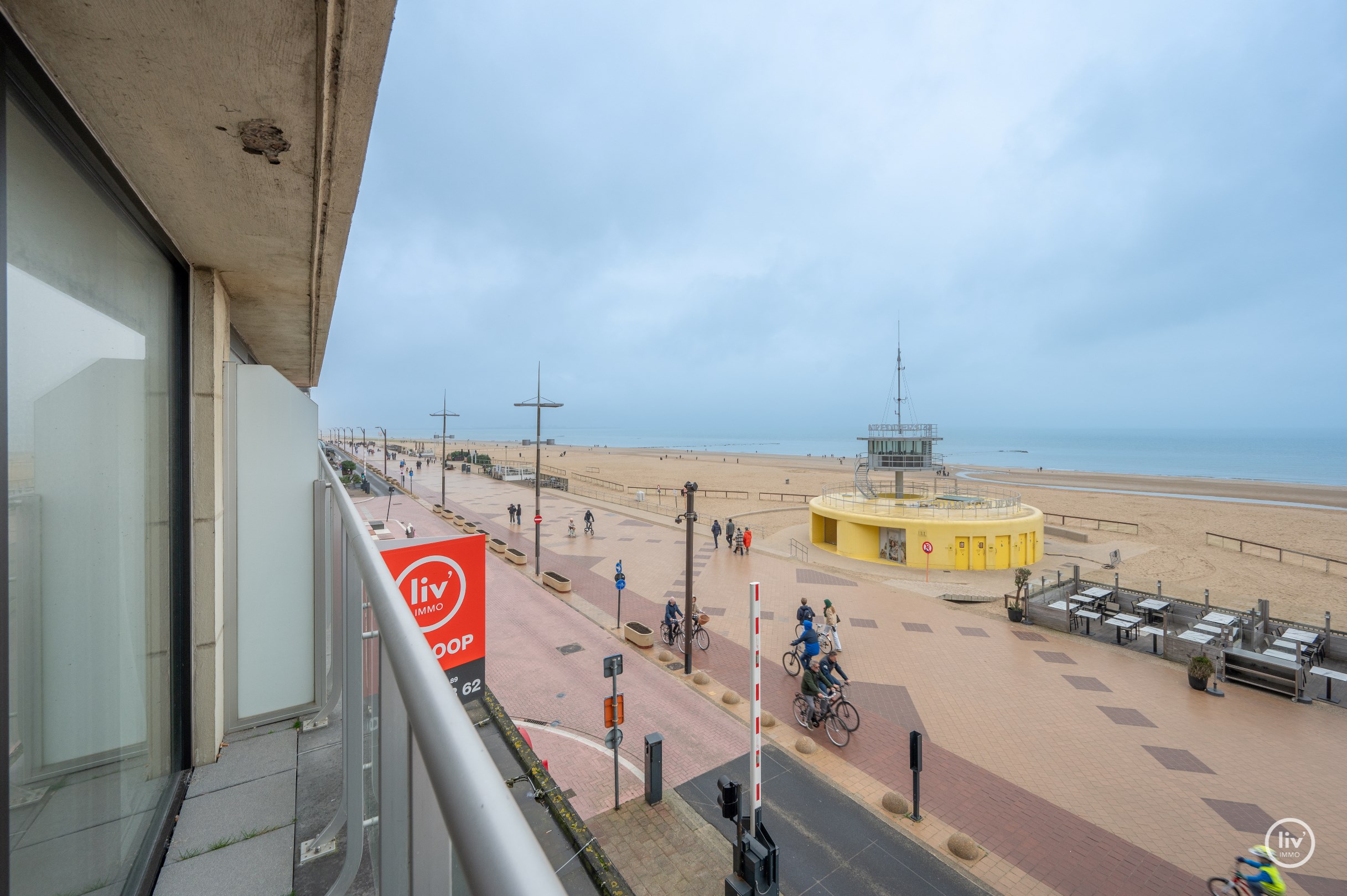 Appartement magnifiquement r&#233;nov&#233; avec une vue FRONTALE sur la mer, situ&#233; sur la place de la tour de lumi&#232;re &#224; Knokke. 