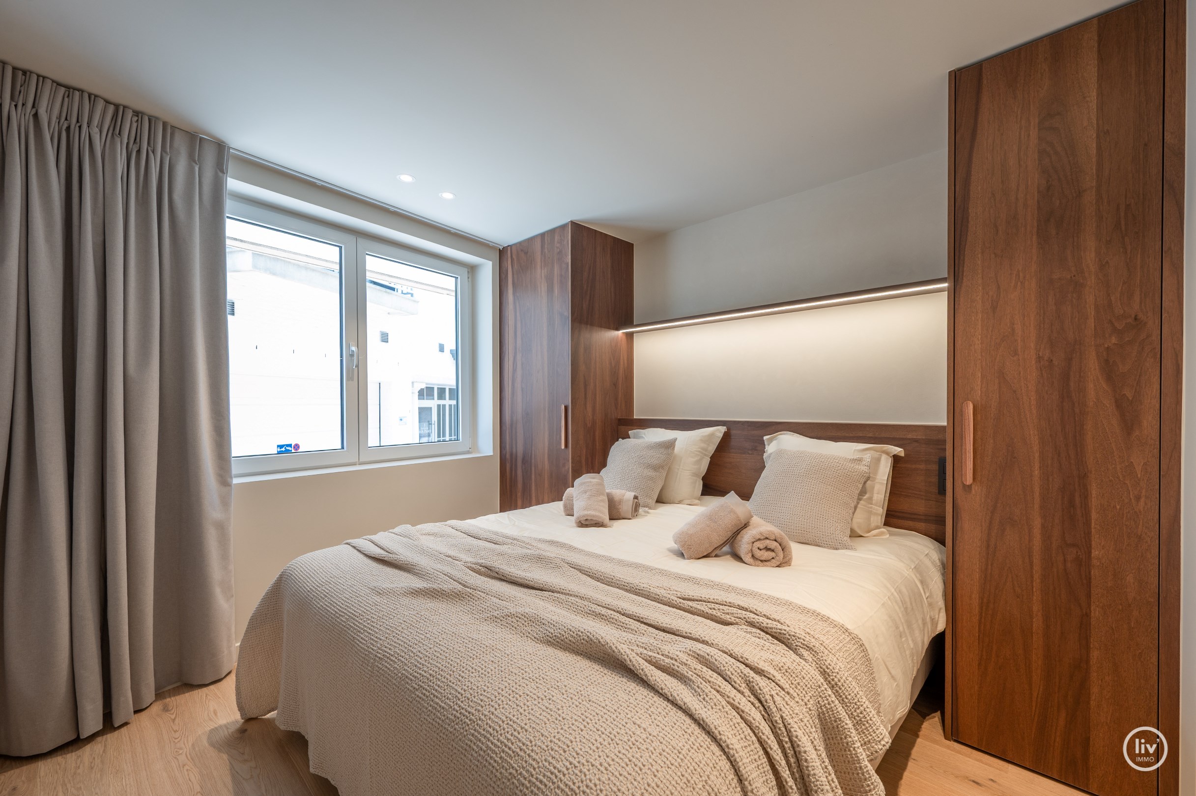 Stijlvol gerenoveerd hoekappartement  (130 m2) met royale gevelbreedte en zuidgerichte terras. 