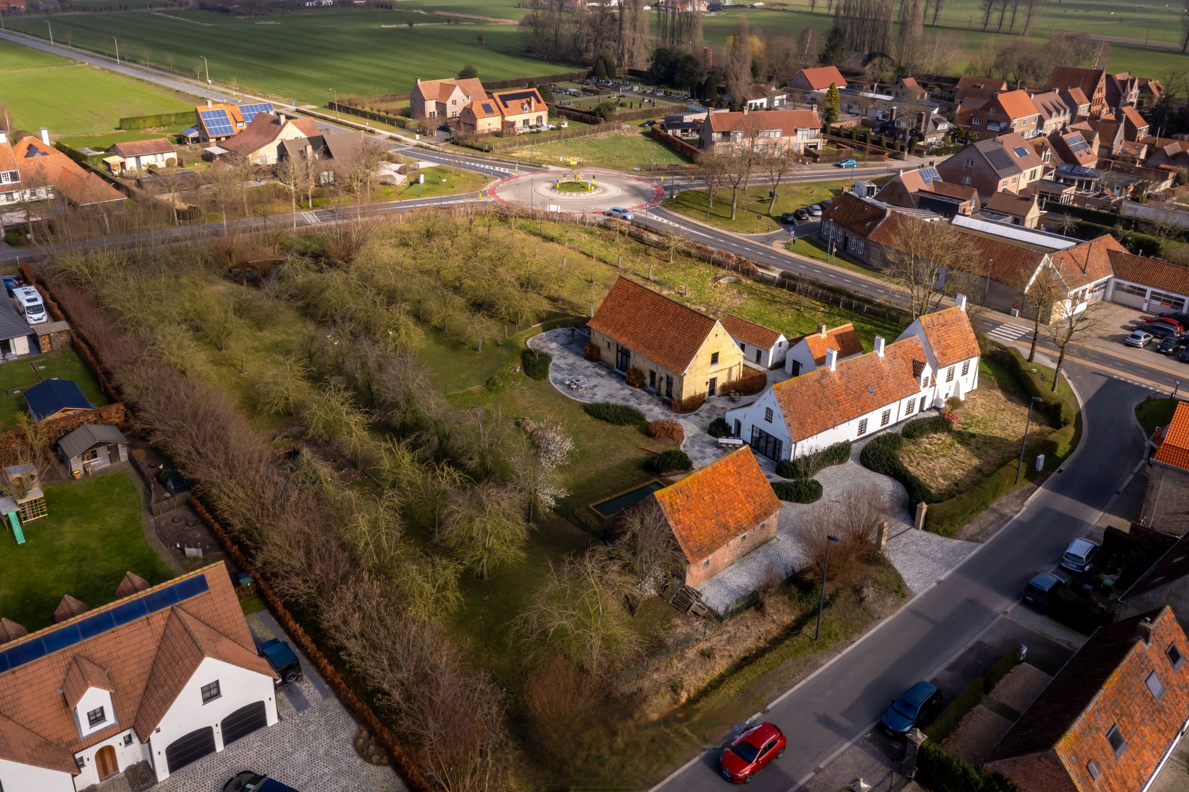 Prachtig gerestaureerde hoeve met polyvalente bijgebouwen en weiland | Damme (Vivenkapelle) 