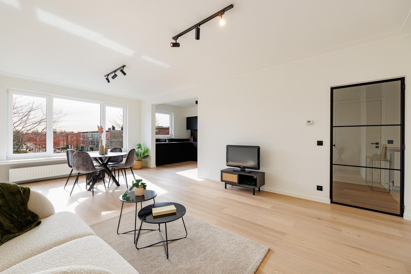 Kwalitatief gerenoveerd appartement met terras! 