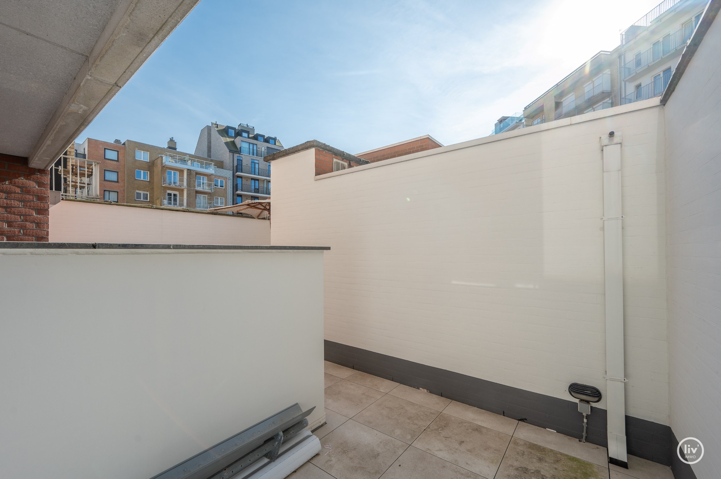 Magnifique appartement r&#233;nov&#233; de 175m2 &#224; 30m de la digue de mer &#224; Knokke avec une terrasse tr&#232;s spacieuse. 