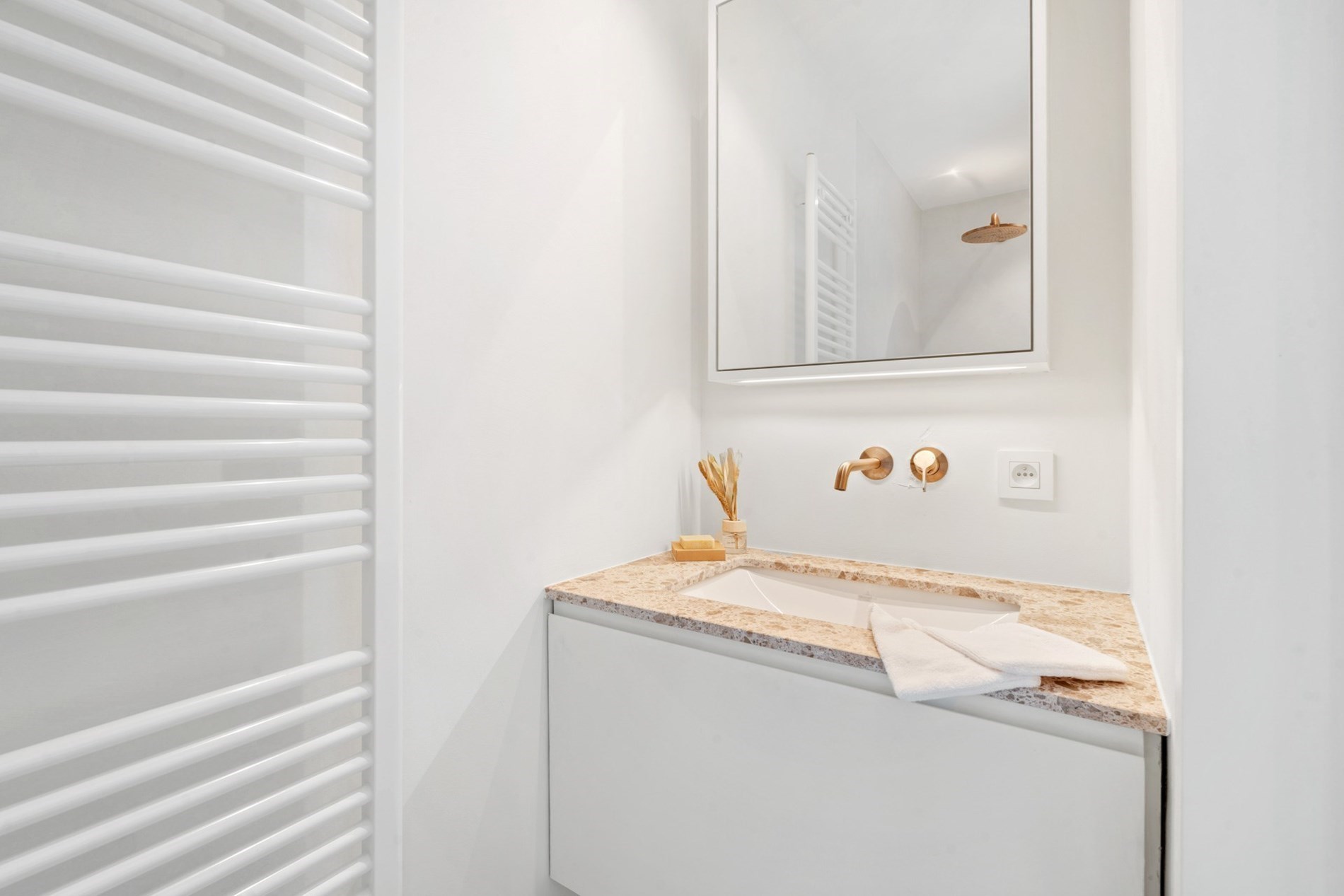 Appartement enti&#232;rement r&#233;nov&#233; b&#233;n&#233;ficiant d&#39;une vue panoramique sur la digue de Duinbergen ! (possibilit&#233; d&#39;achat d&#39;un garage) 