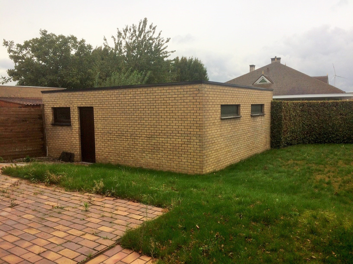 Rustig gelegen gelijkvloerse halfopen woning met 2 slpk&#39;s + dubbele garage 