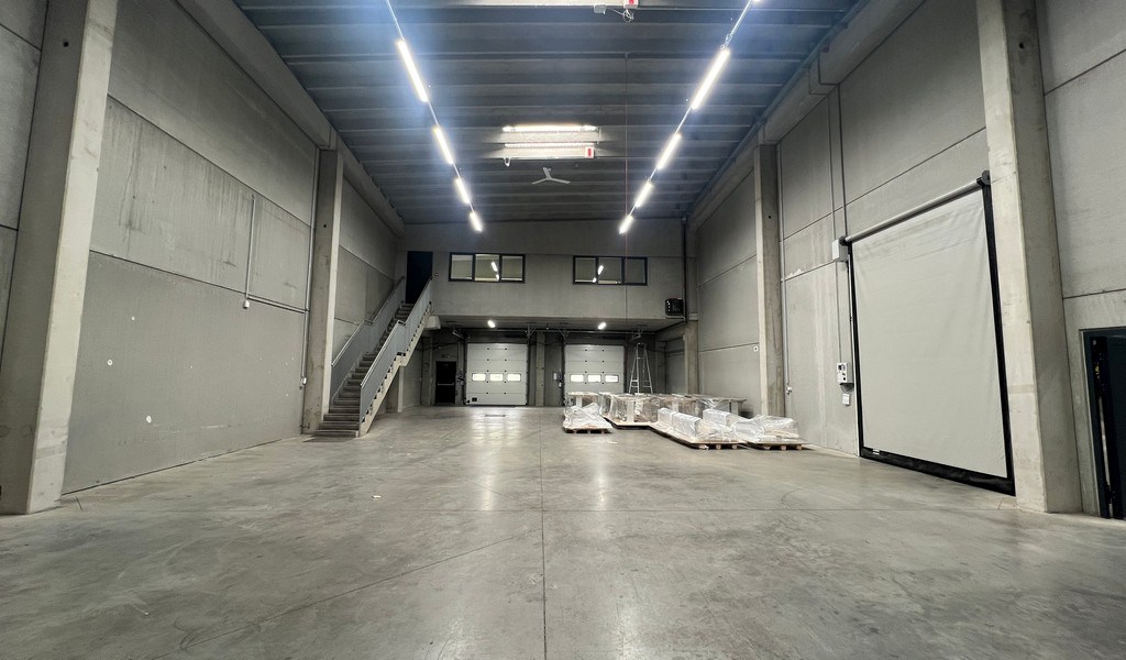 Bedrijfsgebouw met laadkades te koop in Gavere
