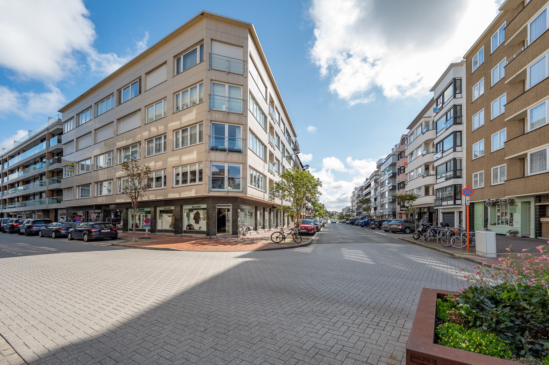 Prachtig gerenoveerd appartement met 2 slaapkamers op een topligging op de Kustlaan vlakbij het Van binnenplein te Knokke. 