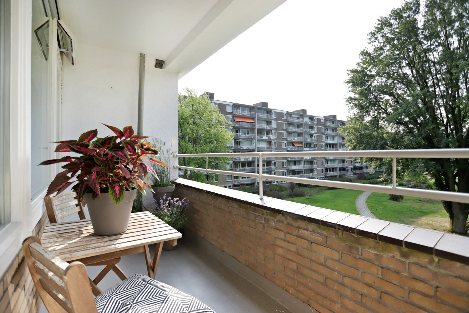 Kopers opgelet!! Geheel gerenoveerde 3 (voorheen 4) kamer appartement op de 3e verdieping met moderne keuken en badkamer, 2 balkons en gelegen op eigen grond! 