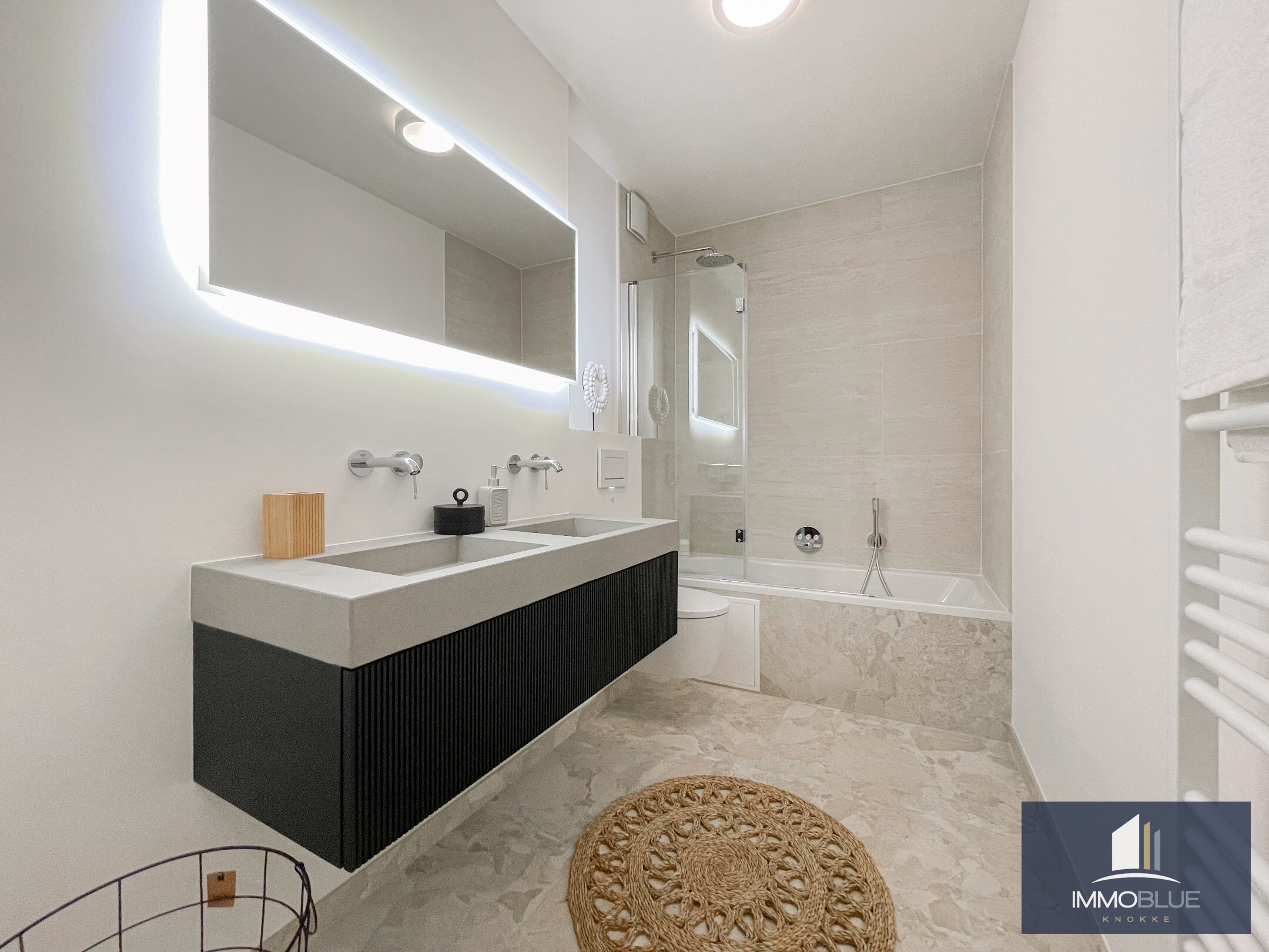 Volledig gerenoveerd lichtrijk appartement met een mooi zijdelings zeezicht, gelegen nabij het Driehoeksplein. 