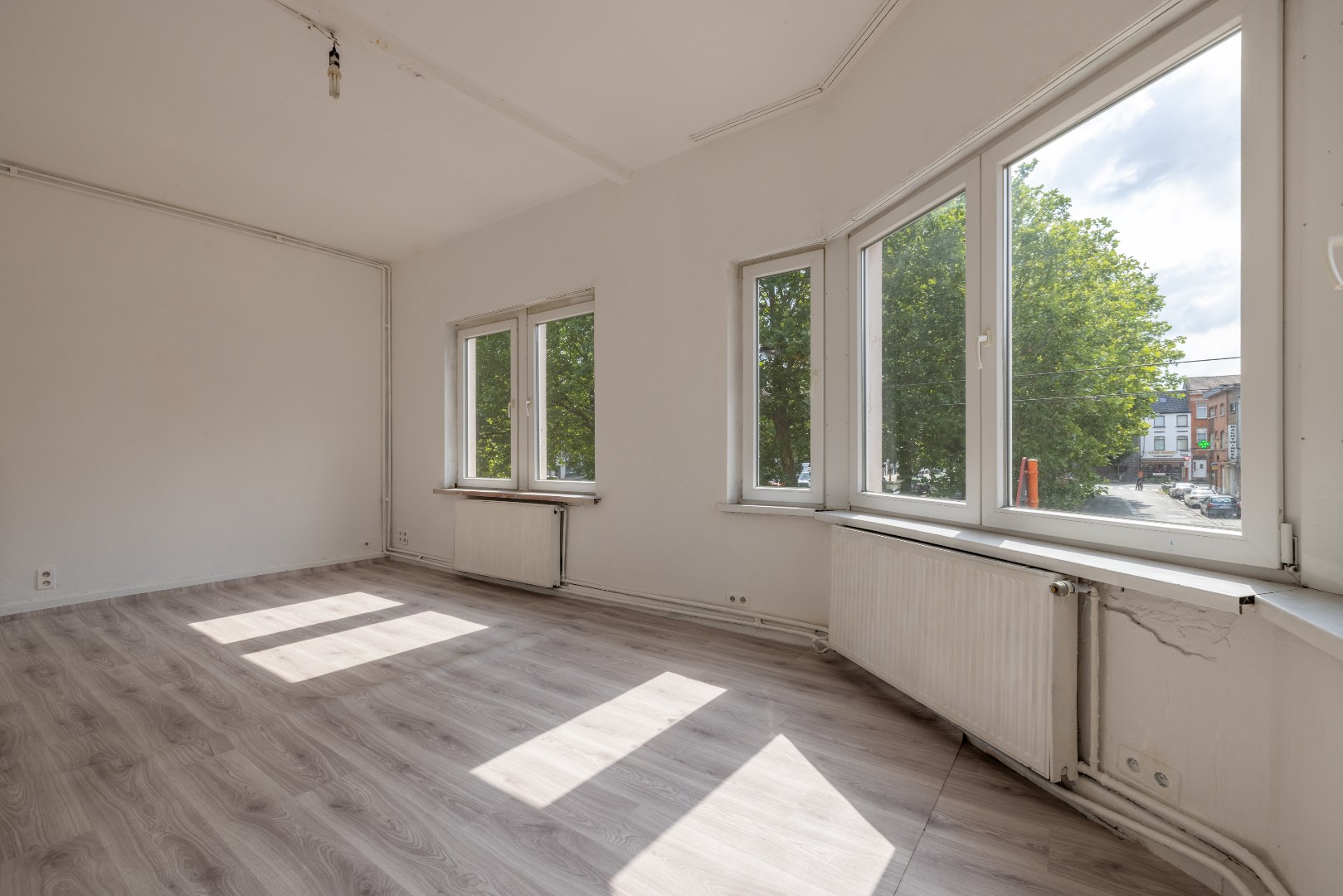 Te Renoveren Hoekwoning met Handelsgelijkvloers op Edmond Van Beverenplein 9, Gent 