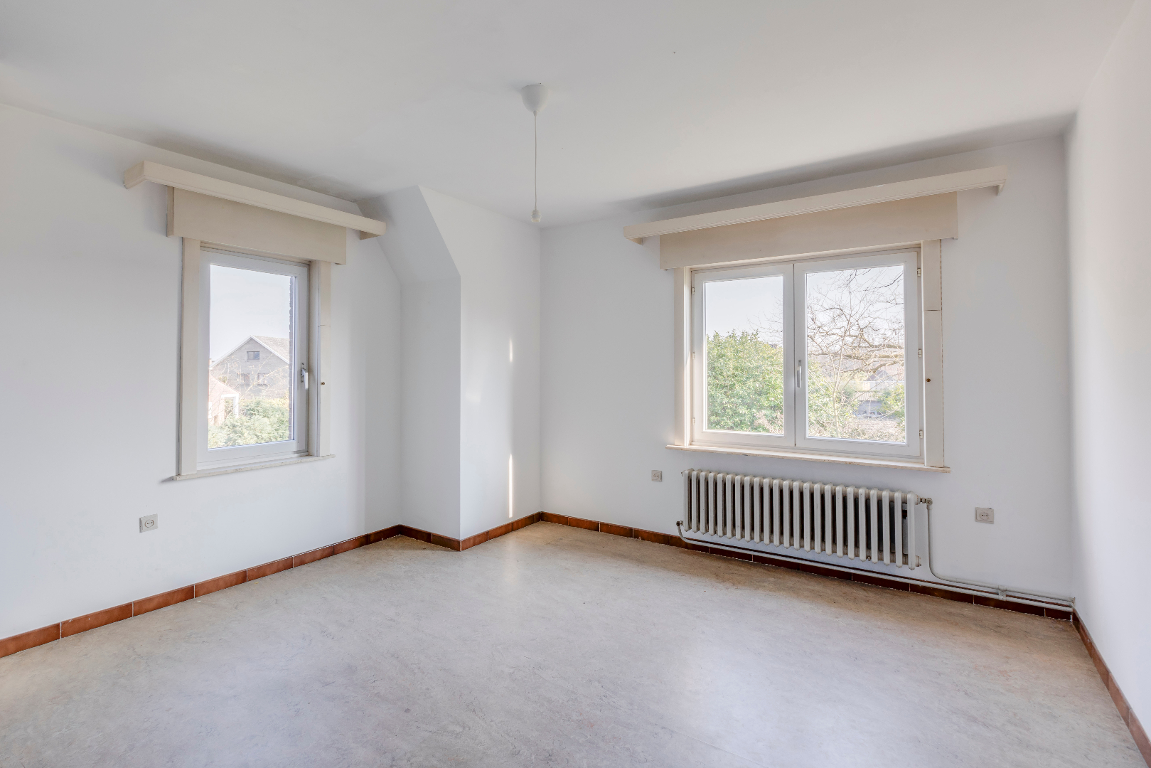 VERKOCHT ! Ruime villa (250m&#178;) op mooi stuk grond (912m&#178;) 