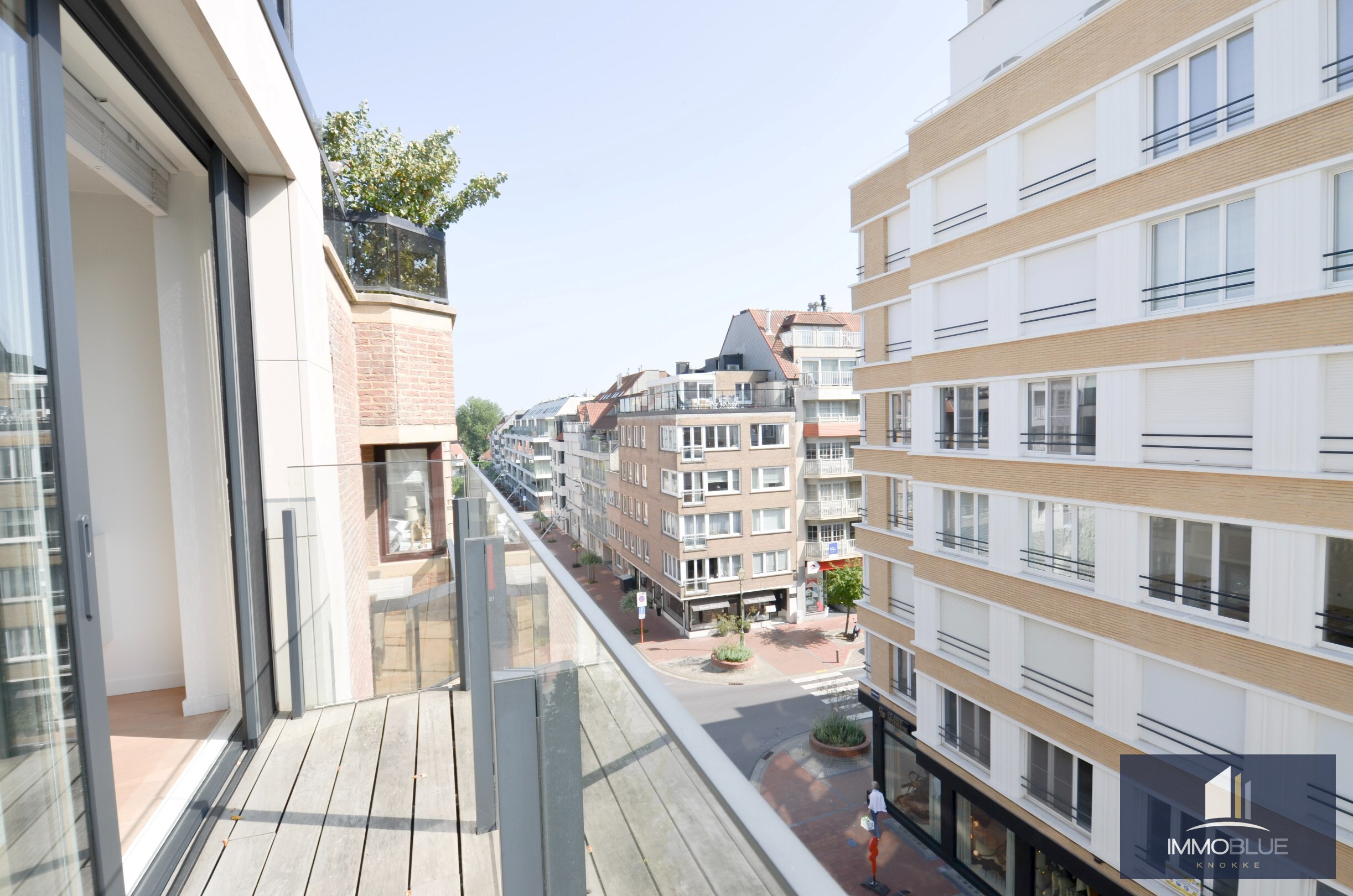 Appartement r&#233;cent avec terrasse ensoleill&#233;e situ&#233; en plein centre commercial et &#224; proximit&#233; imm&#233;diate de la plage. 